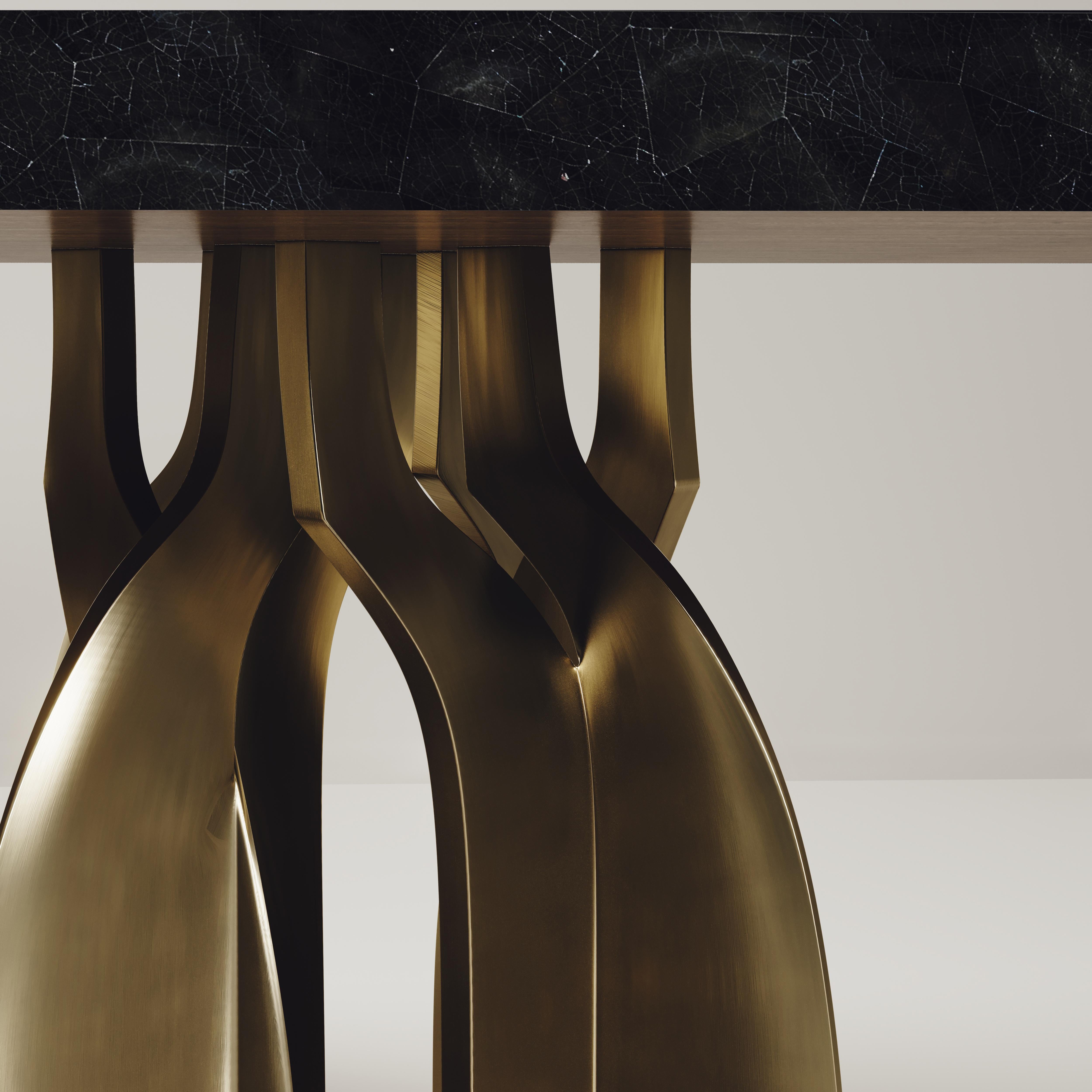 Contemporary Set of Sculptural Chairs and Dining Table in Shell and Brass by Kifu Paris For Sale