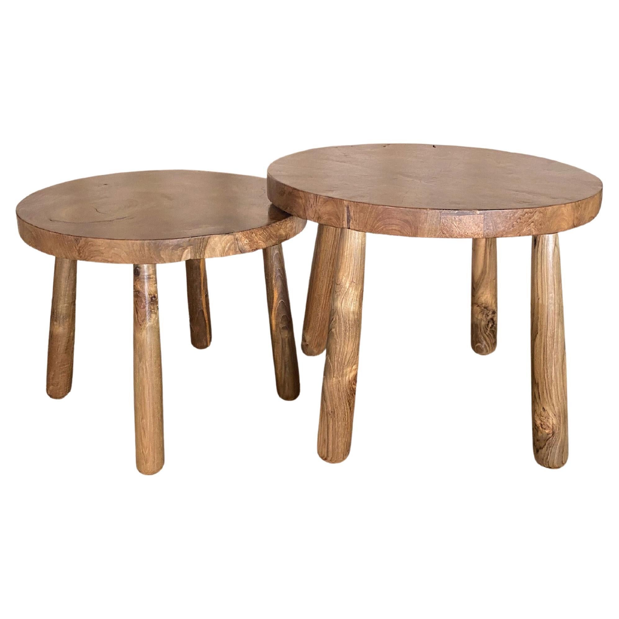 Juego de mesas auxiliares escultóricas de madera de teca burl en venta