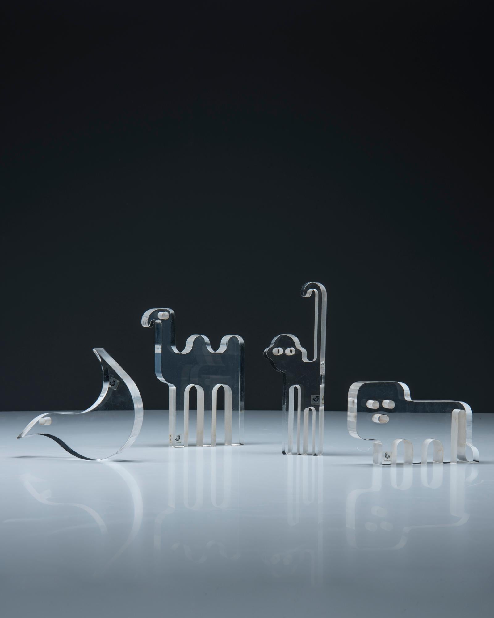 Un ensemble de 4 sculptures rares et emblématiques en lucite claire, conçues dans les années 1970 par Silvio Russo pour Guzzini. Le set comprend l'oiseau, le lion, le chameau et le singe.
Toutes les pièces présentent quelques traces d'usure telles