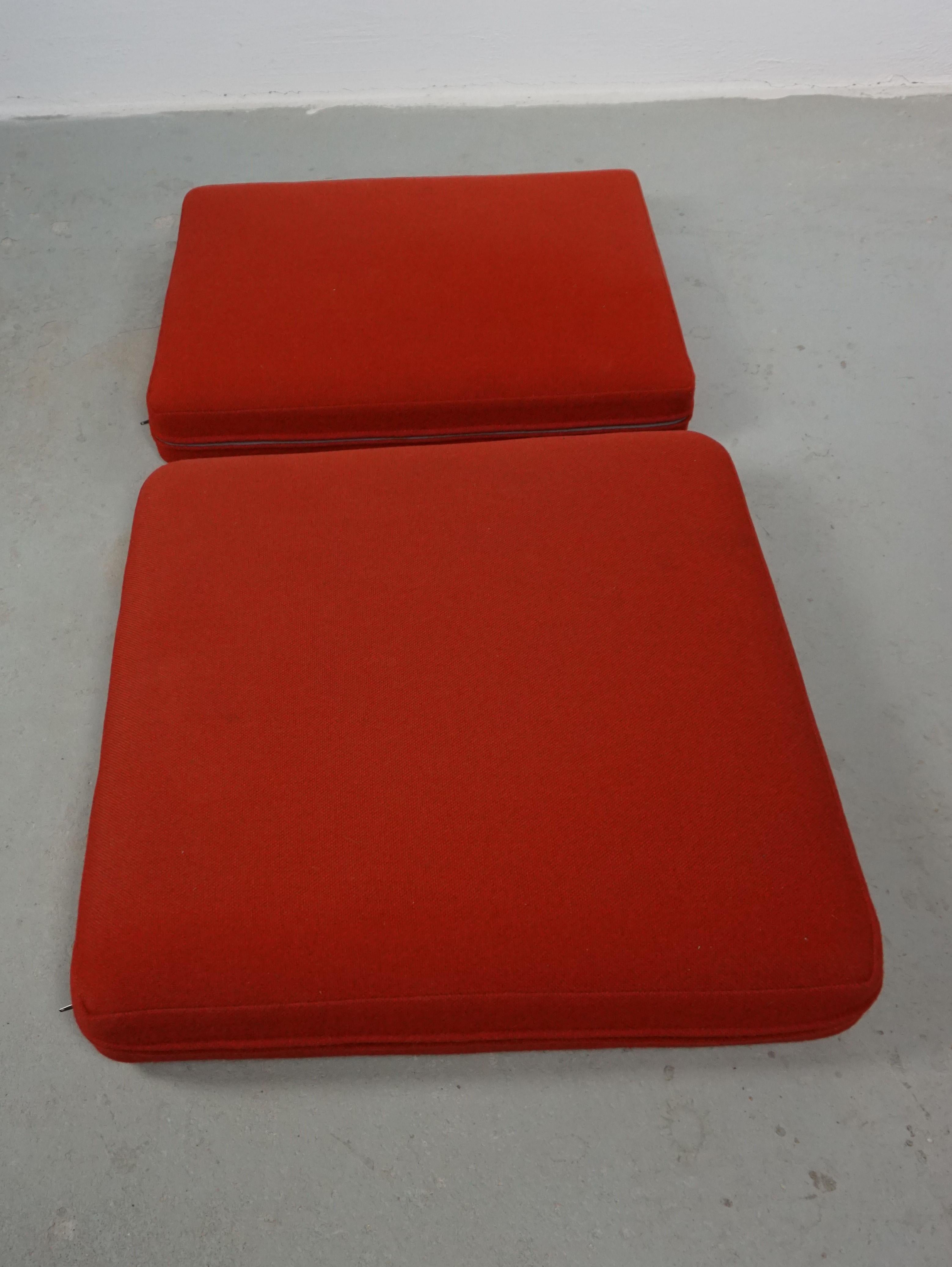 Set of seat and backrest spring cushions for Hans J. Wegner GE 290 lounge chair

Rare set of the original spring cushions for Hans J. Wegners GE 290 lounge chairs. The original spring cushions for the Wegner designs were many years ago replaced by