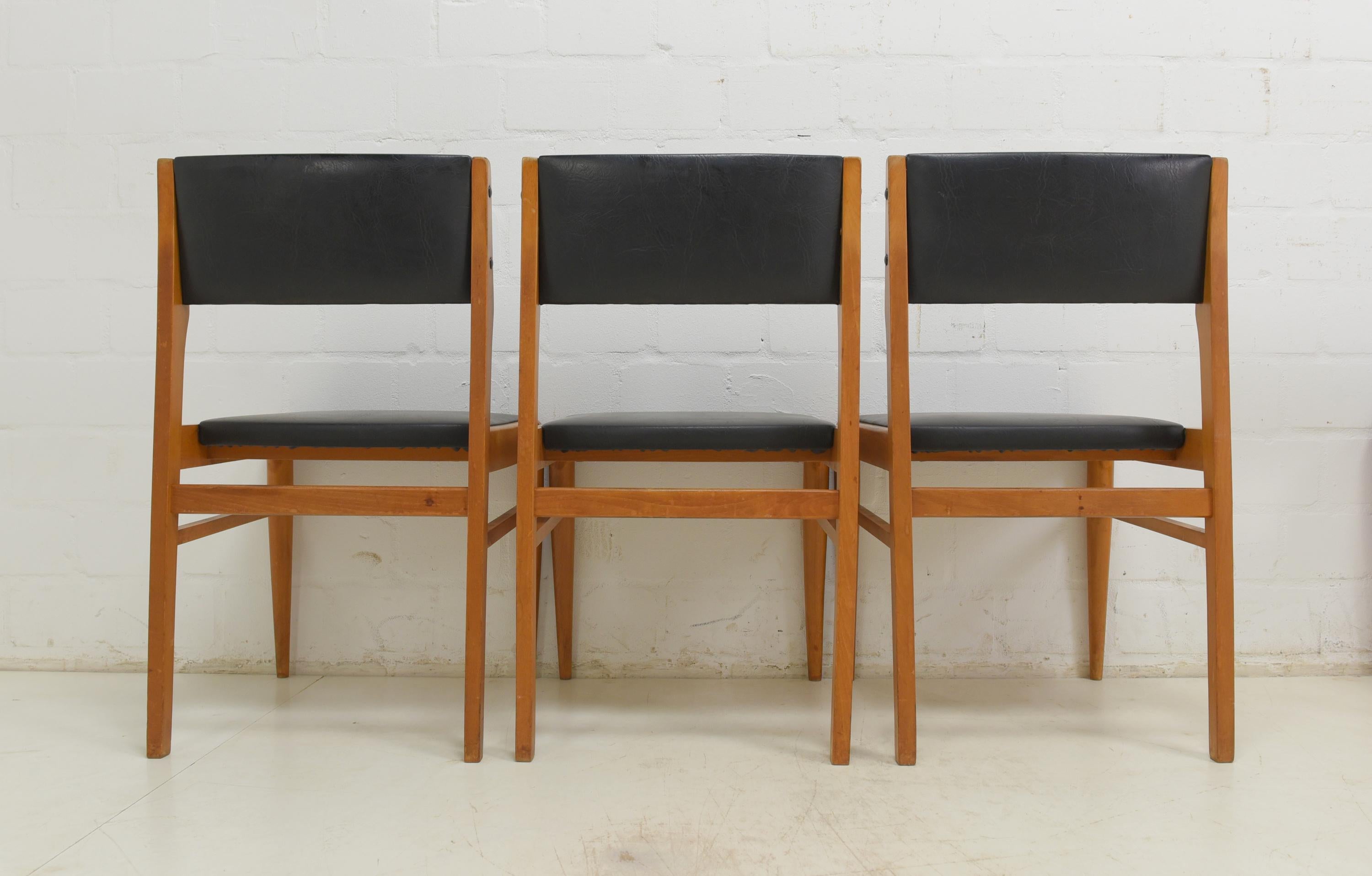 Ausziehbarer Esstisch mit 6 Stühlen aus massiver Buche, 1975 im Angebot 6