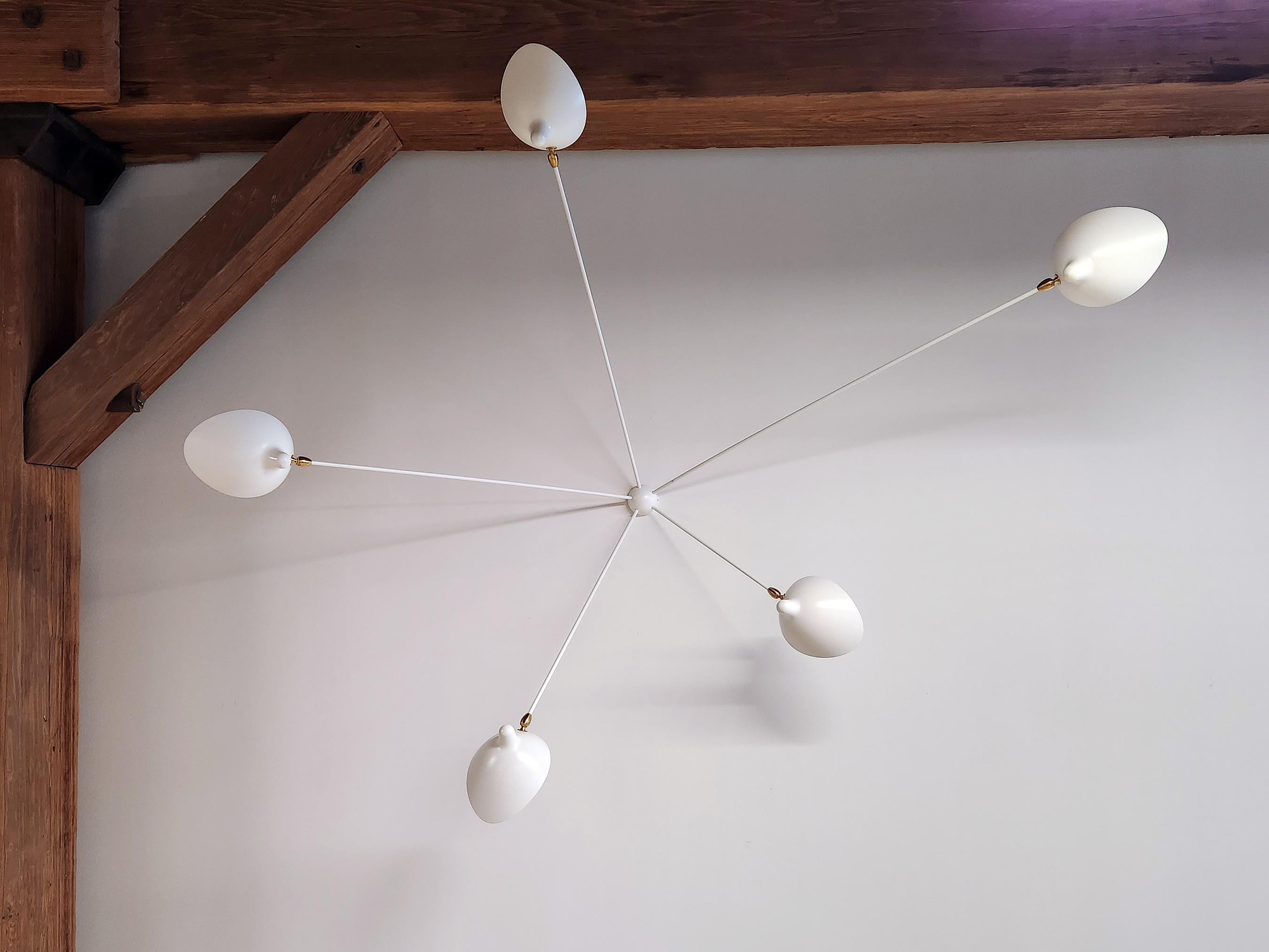 Applique più grandi con due bracci lunghi identici e tre bracci più corti di lunghezza variabile, queste lampade possono illuminare un'ampia area di una parete o di una stanza. Ogni testa della lampada ruota e si inclina.

Raccordi in