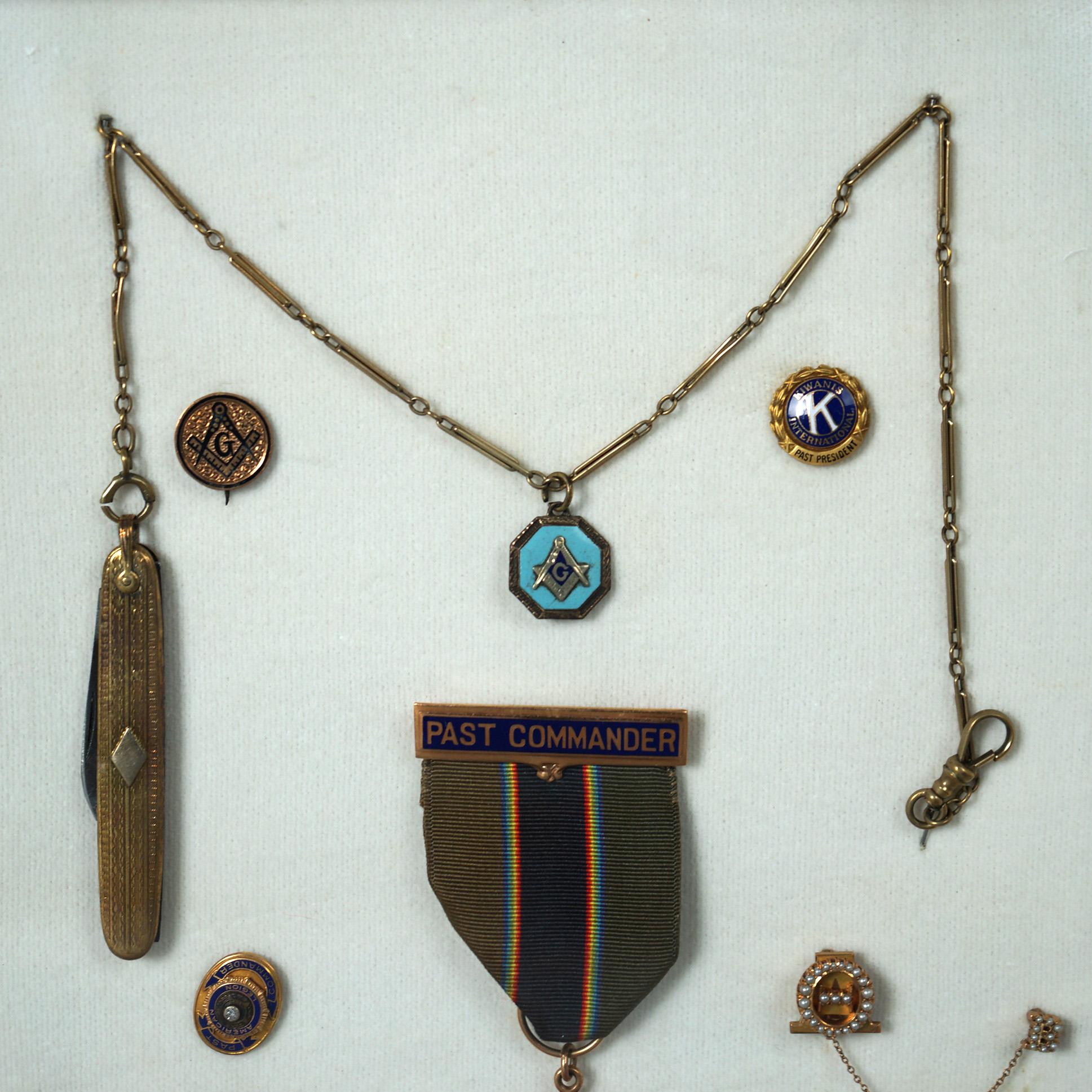 Set von Service-Medaillons in Schattenkasten-Ausstellung, 20. Jahrhundert im Angebot 5