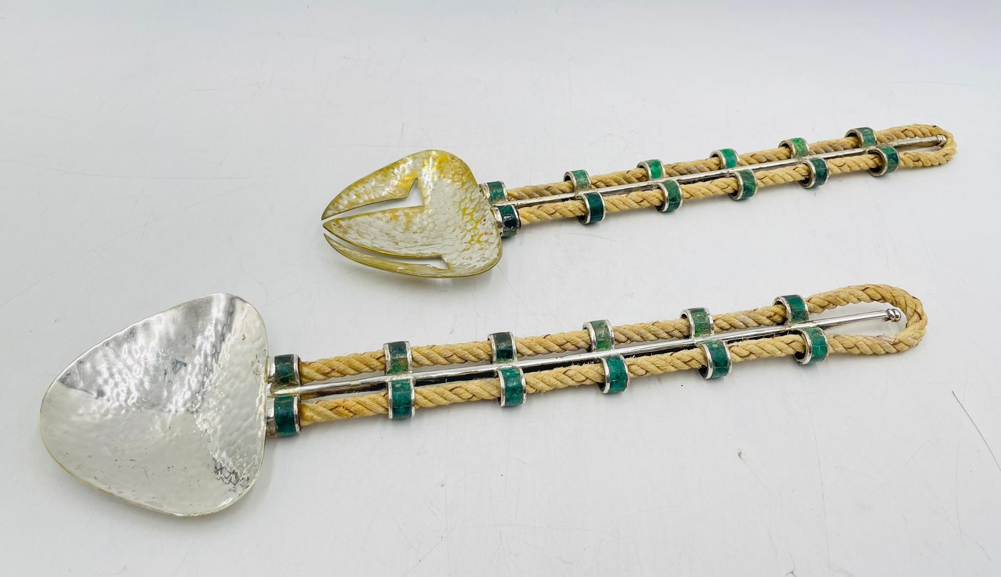 Außergewöhnliches Paar Servierutensilien der Agave Collection von Emilia Castillo, einer der berühmtesten mexikanischen Silberschmiedinnen der Gegenwart. Jedes Stück wird in meisterhafter Handarbeit aus massivem Messing mit versilberter Oberfläche