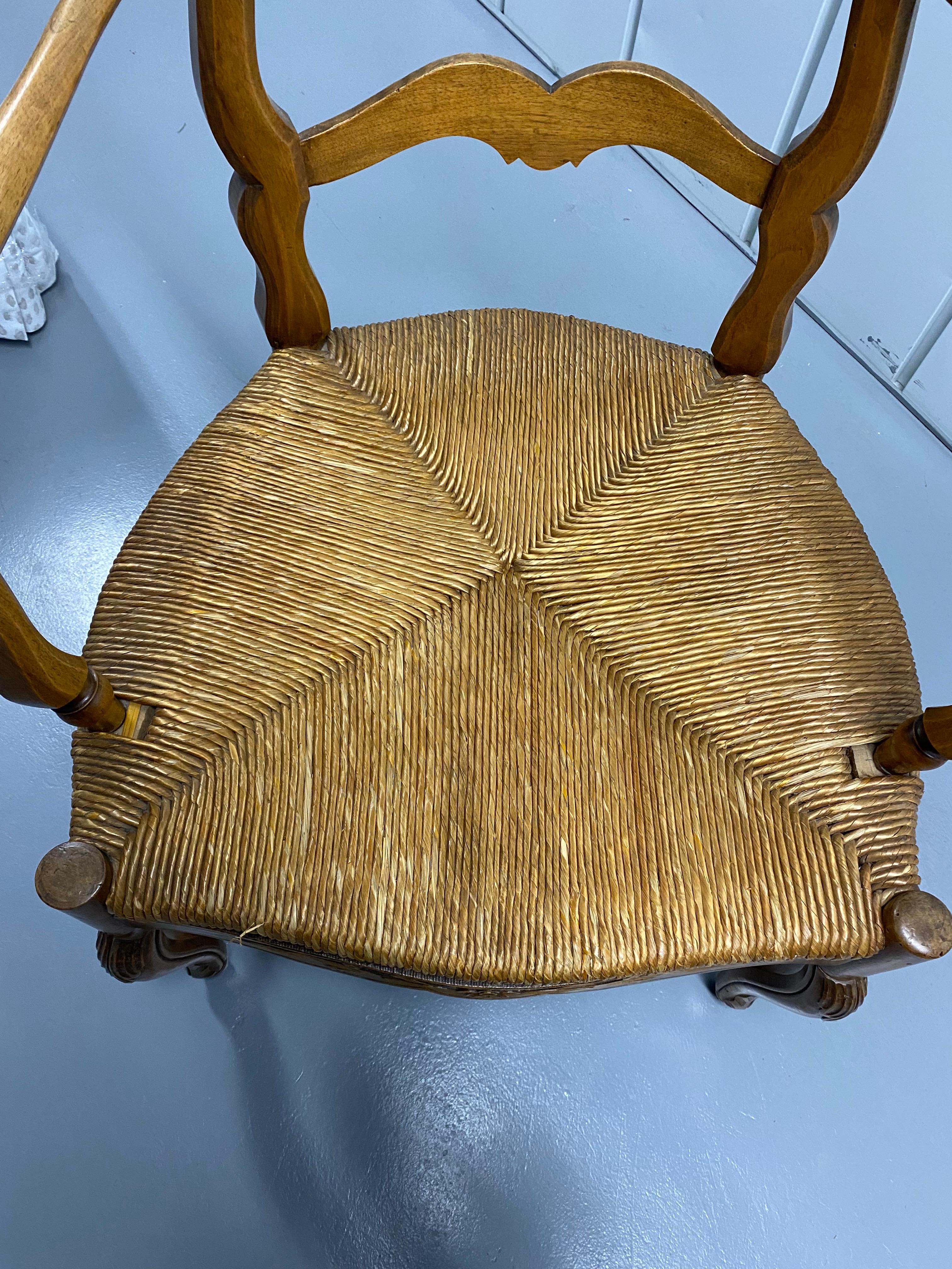 Sieben französische provenzalische Leiterstühle aus Nussbaum mit Binsenbezug, 19. Jahrhundert, um 1880.
Nussbaum Leiter zurück Holzrahmen mit geschnitzten Laub auf der unteren Bahre und Cabriole Beine. Sitze aus gewebtem Binsen. Insgesamt guter