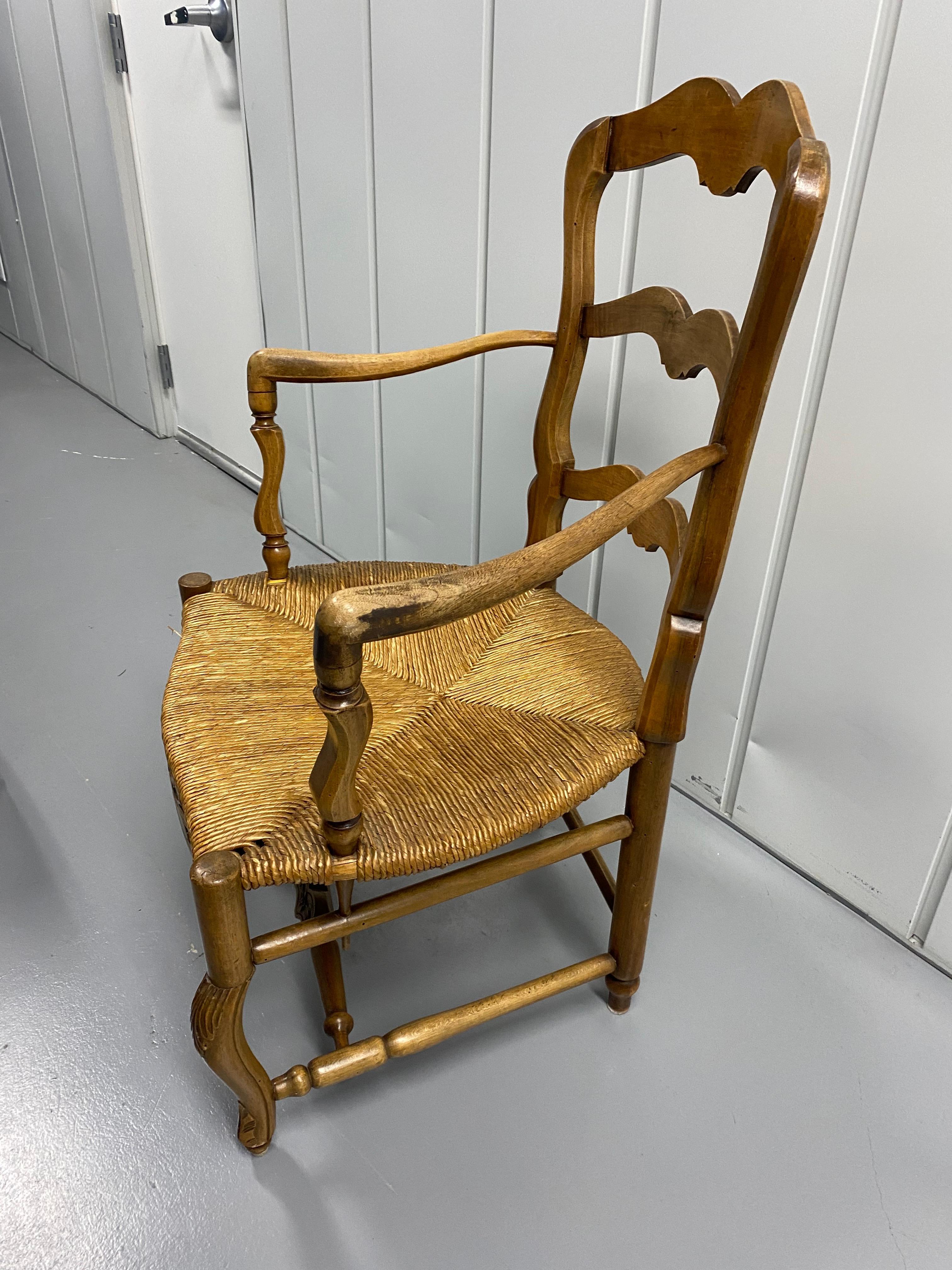 Satz von sieben französischen provenzalischen Leiterstühlen aus Nussbaum mit Binsenbezug aus dem 19. (19. Jahrhundert) im Angebot