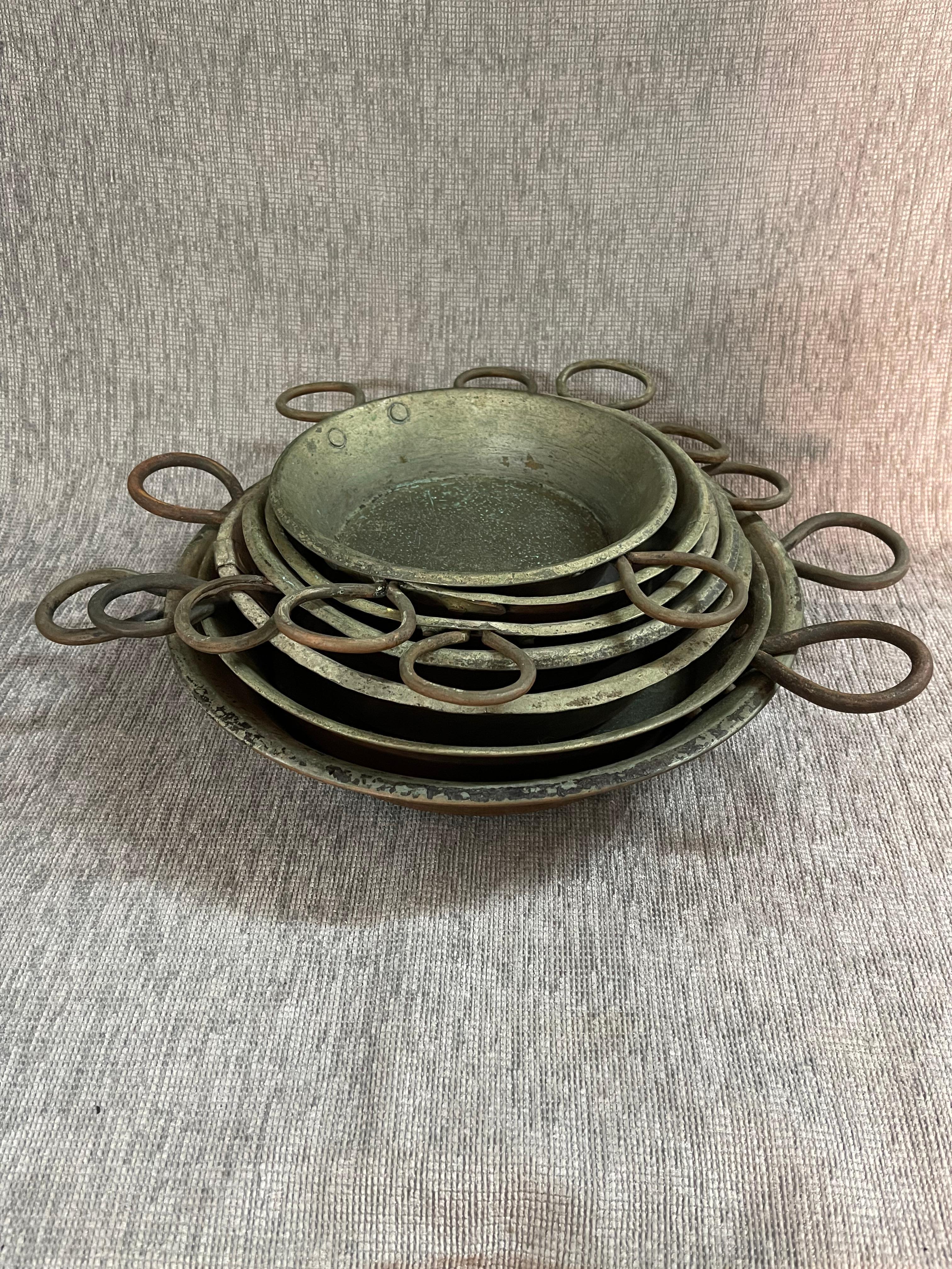 Satz von sieben französischen Kupfergratins des 19. 
Sehr seltene Reihe von sieben Französisch antiken Kupfer zwei-handle Topf in allen ursprünglichen Patina mit gutem Gewicht und angelaufen, einige Korrosion im Inneren jedoch, wie gesagt