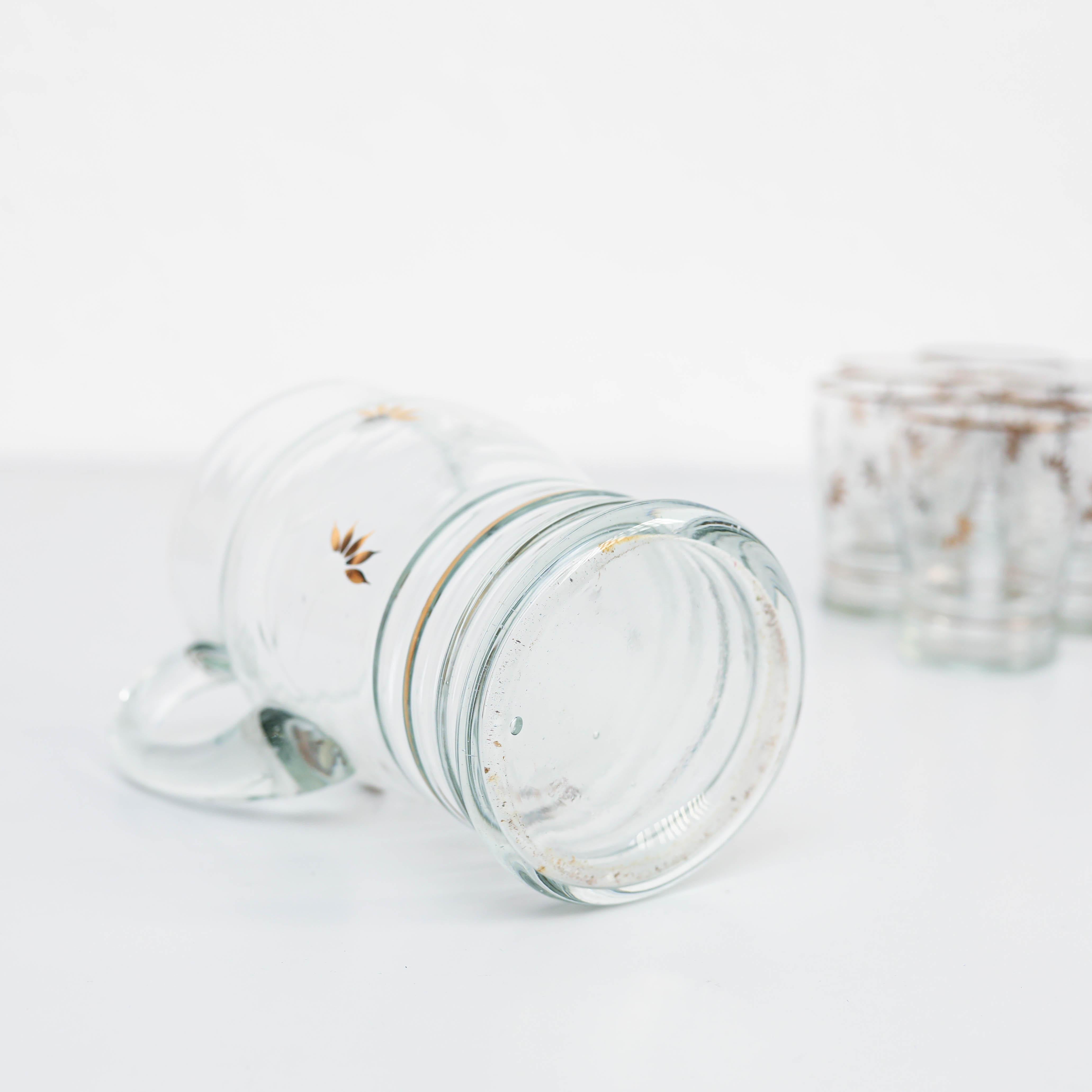 Ensemble de sept vases et verres en verre anciens, vers 1970 en vente 3