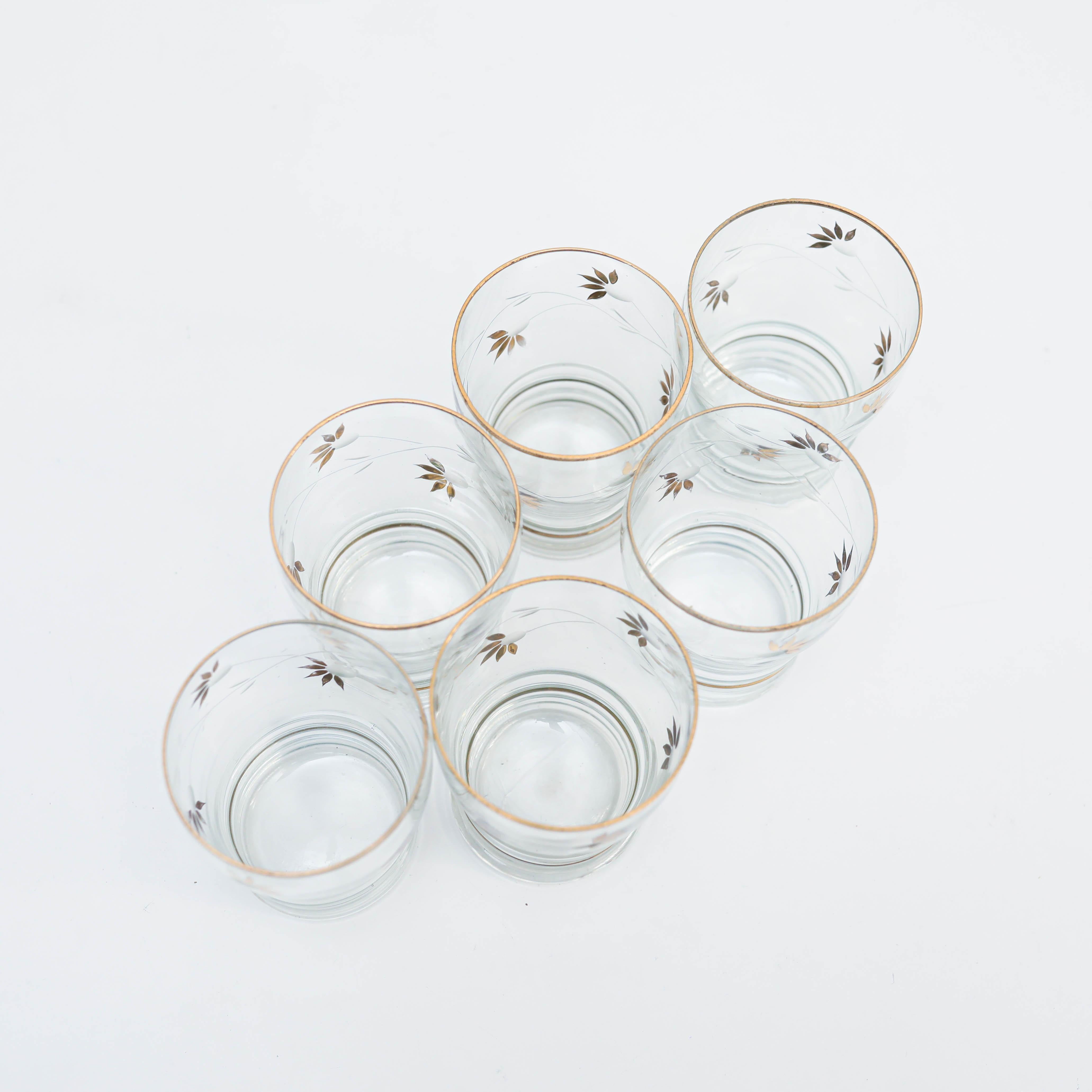 Ensemble de sept vases et verres en verre anciens, vers 1970 en vente 4