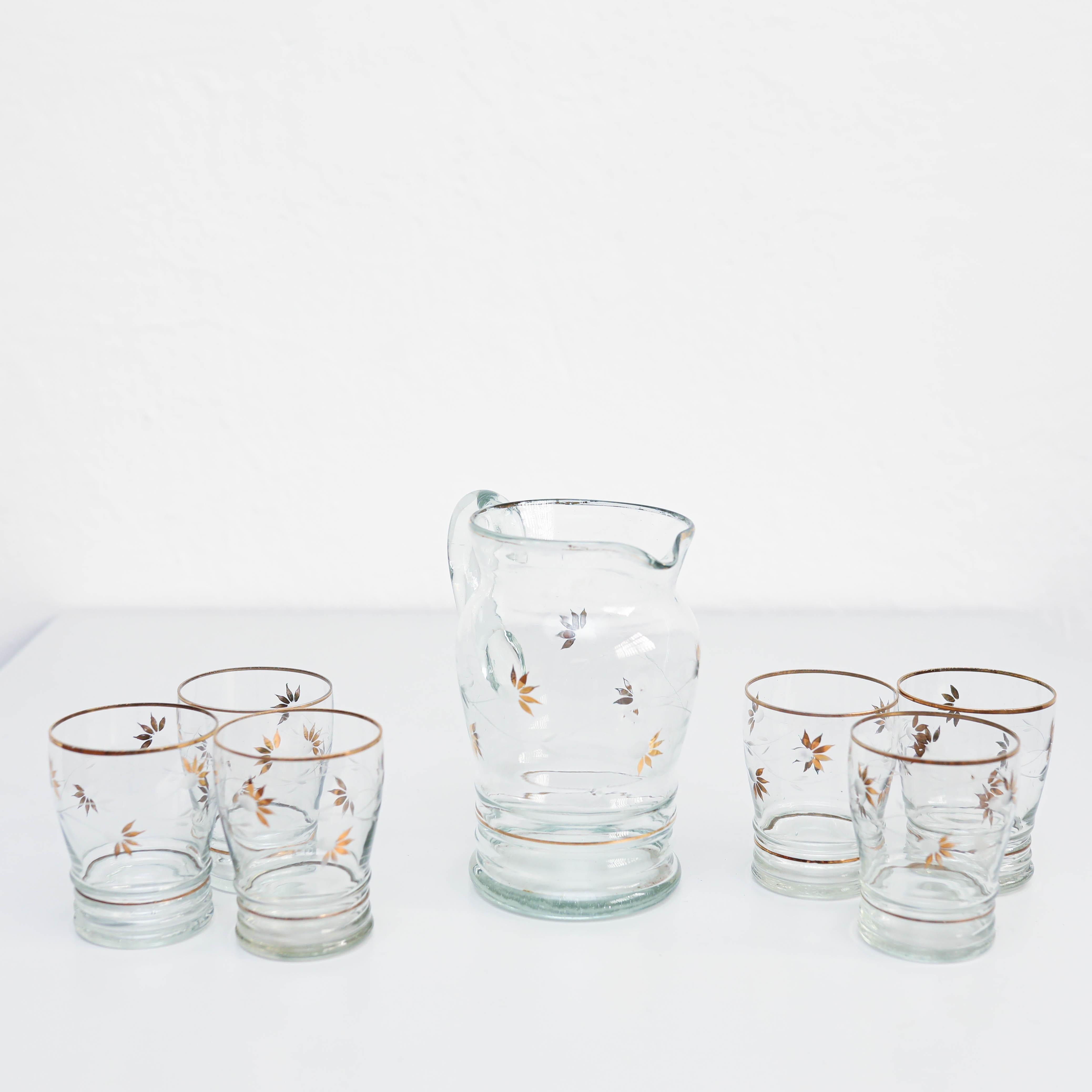 Fin du 20e siècle Ensemble de sept vases et verres en verre anciens, vers 1970 en vente