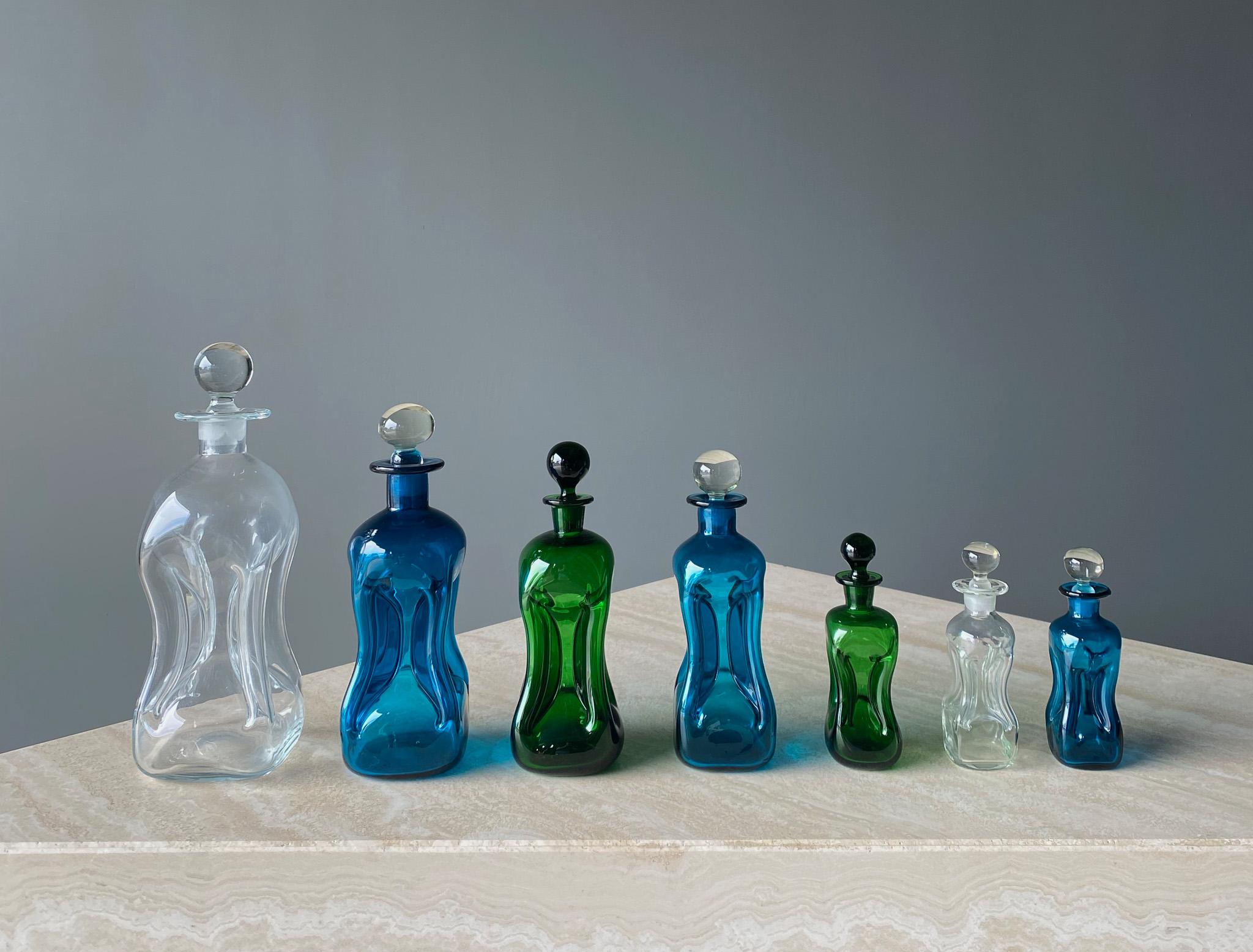 Set von sieben Karaffen aus Kunstglas von Holmegaard, Dänemark, 1960er Jahre  (Moderne der Mitte des Jahrhunderts) im Angebot