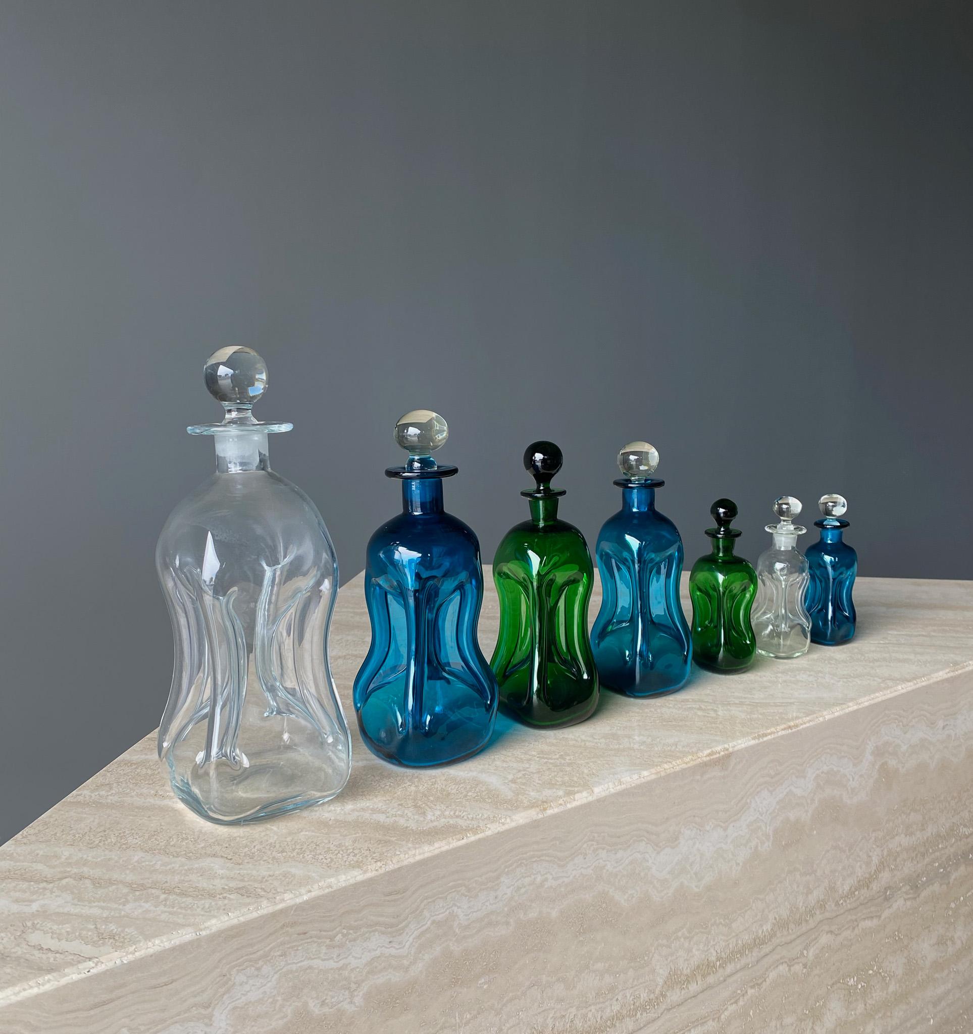 Ensemble de sept carafes en verre d'art de Holmegaard, Danemark, années 1960  Bon état - En vente à Costa Mesa, CA