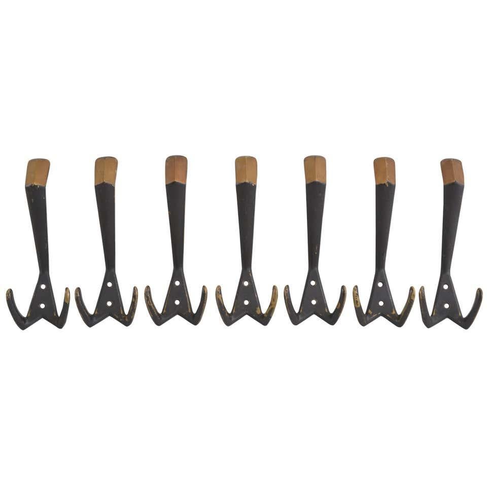 Austriaco Set di sette ganci da parete in ottone austriaco in vendita