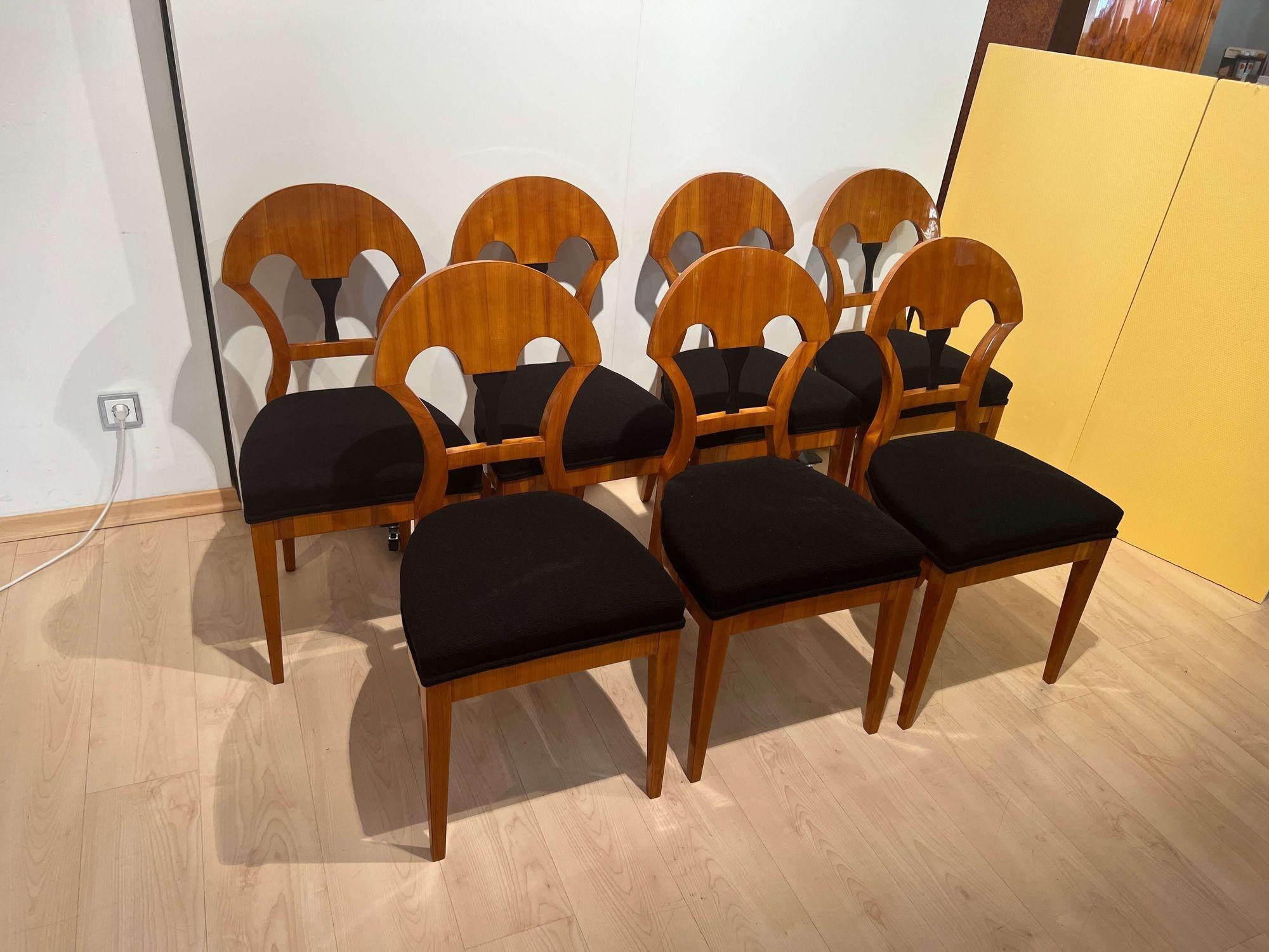 Set of Seven Biedermeier Chairs, Cherry Veneer, South Germany, circa 1890 In Good Condition In Regensburg, DE