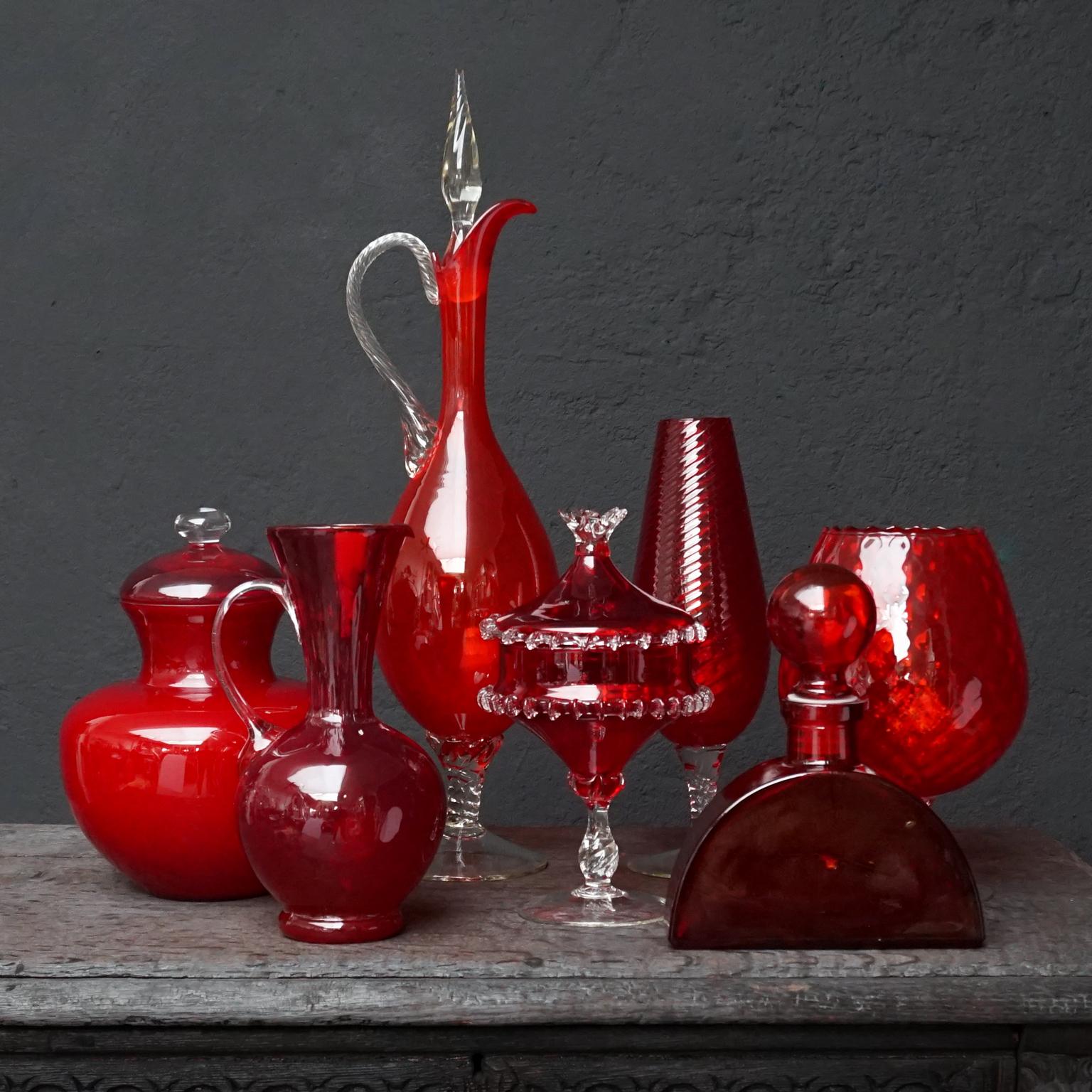 Très jolie collection dans une couleur très spéciale, le rouge vif.
Sept carafes, carafes et pots d'apothicaire en verre italien Empoli et Opaline des années 1960.

Mesures du plus haut au plus bas :
Grande carafe en verre soufflé avec pied et