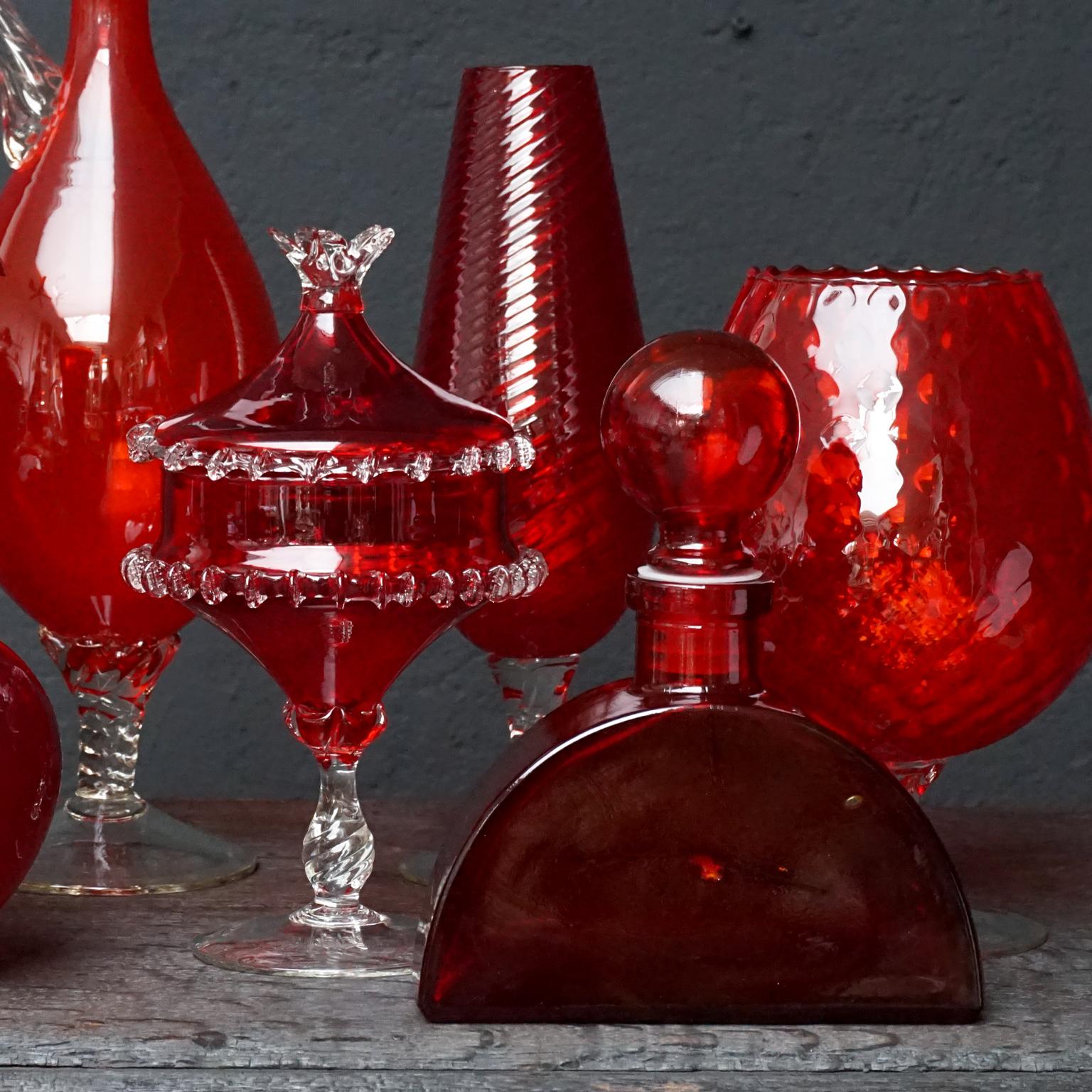 Mid-Century Modern Set of Seven Bright Red MCM 1960s Italian Empoli Art Glass Decanters Vases Jars en vente