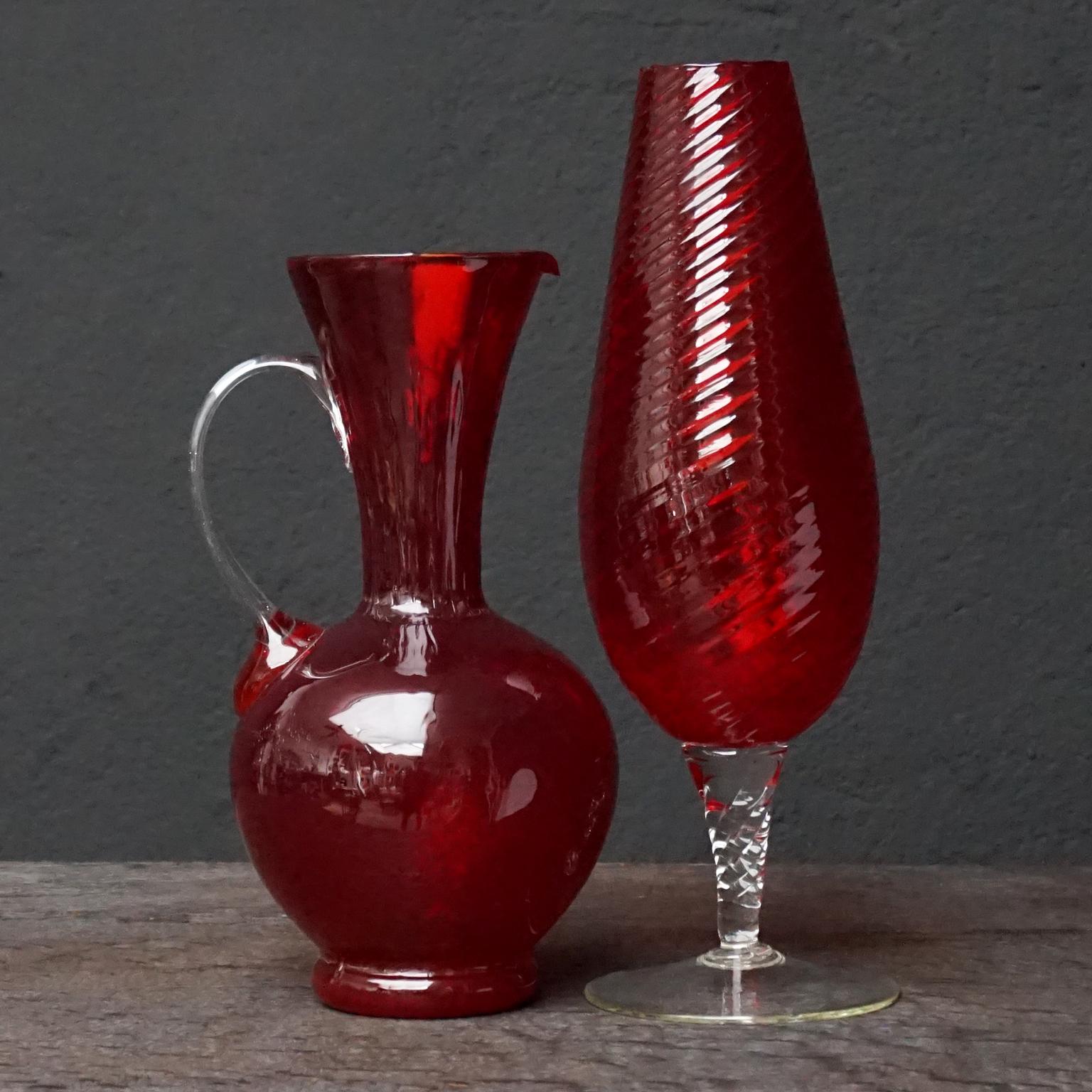 Milieu du XXe siècle Set of Seven Bright Red MCM 1960s Italian Empoli Art Glass Decanters Vases Jars en vente