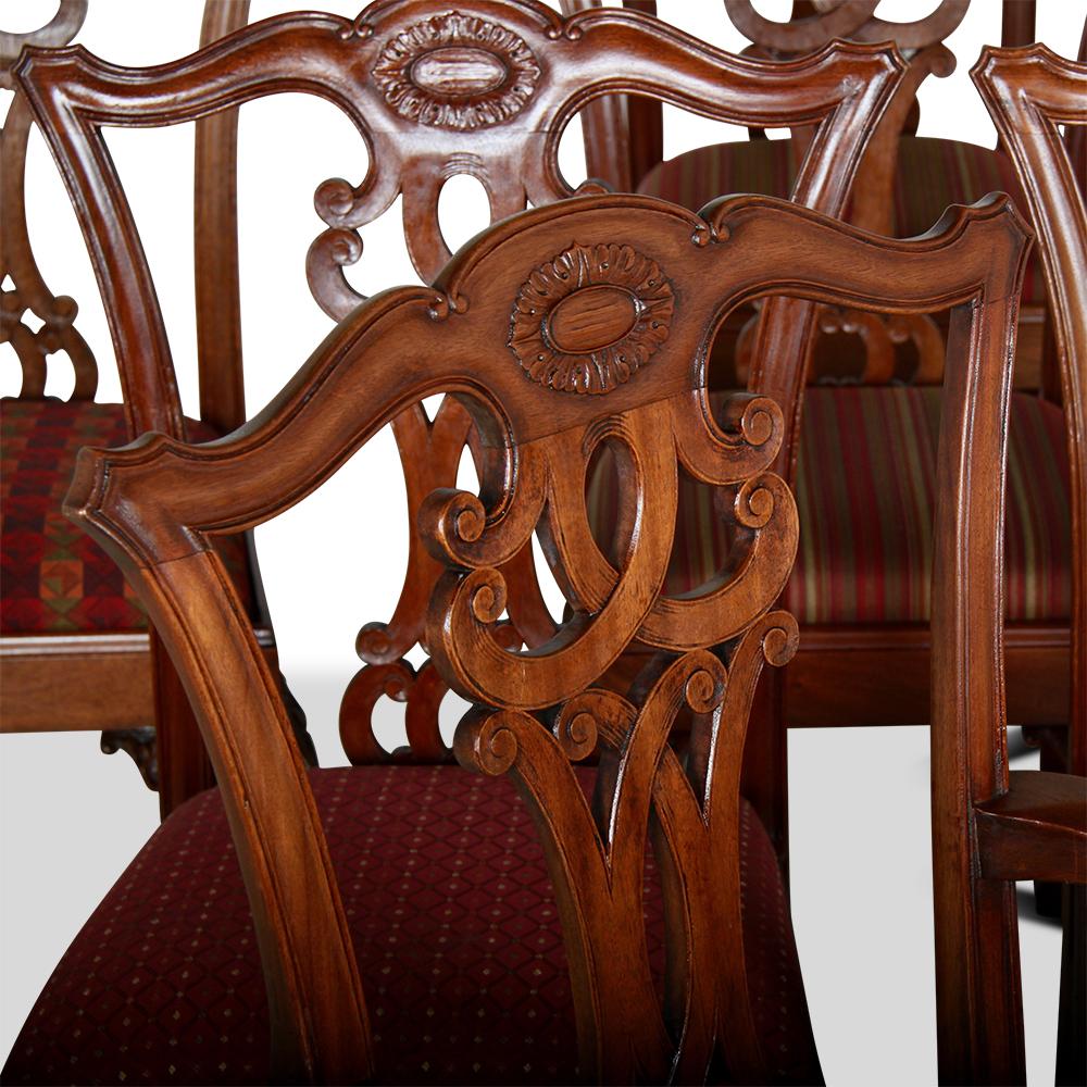 Set of Seven Carved Mahogany Chippendale Dining Chairs (Geschnitzt)