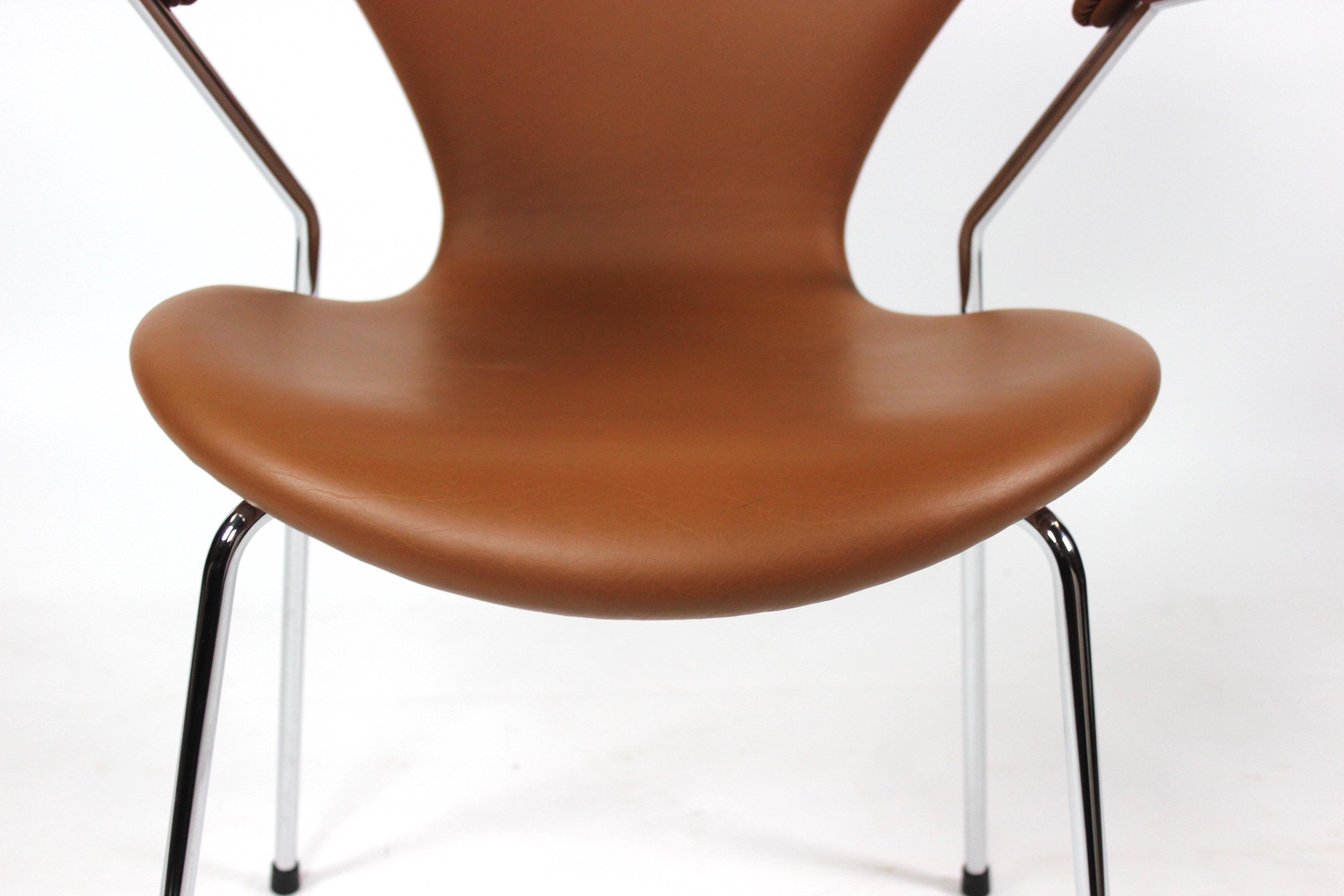 Mid-Century Modern Set of Two Series Seven Chairs, Model 3207 with Armrests in Cognac From 2019 For Sale