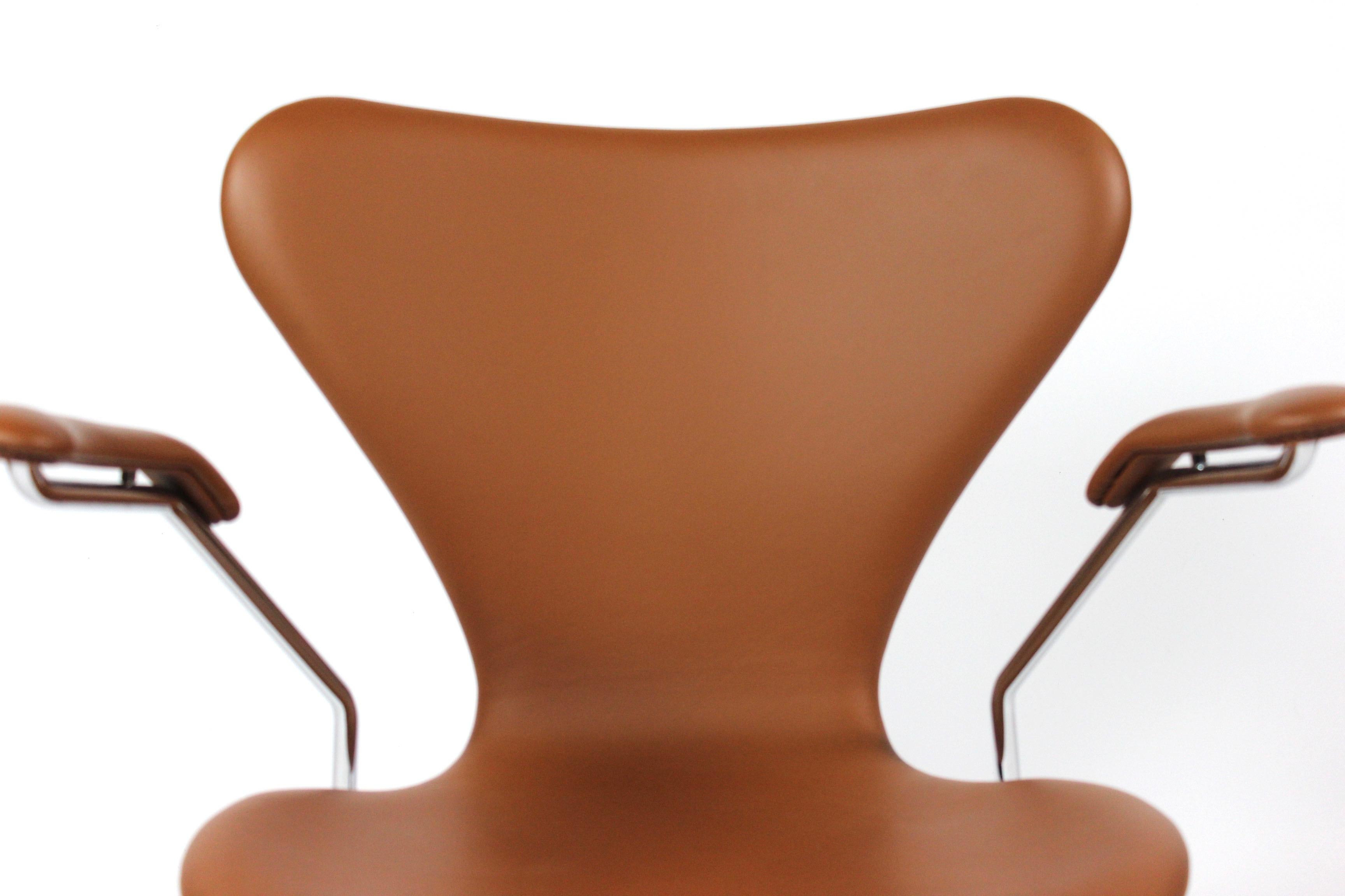 Satz von sieben Stühlen, Modell 3207, mit Armlehnen in cognacfarben lackiert, 2019 im Zustand „Hervorragend“ im Angebot in Lejre, DK