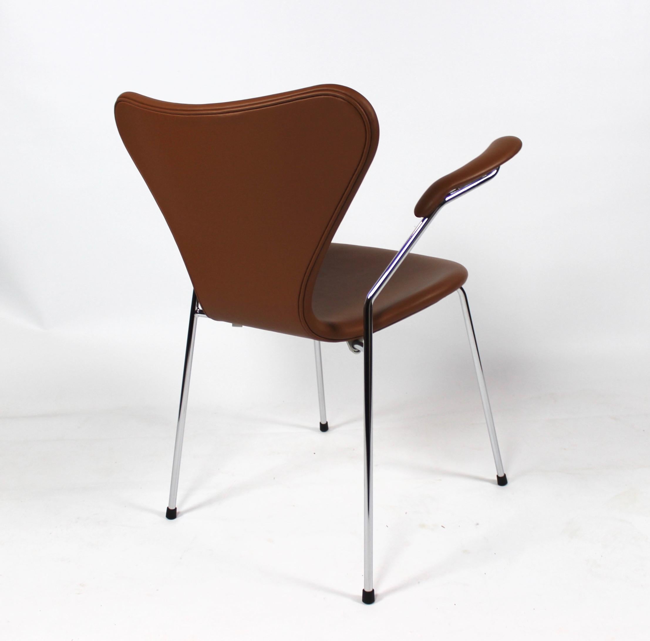Satz von sieben Stühlen, Modell 3207, mit Armlehnen in cognacfarben lackiert, 2019 im Angebot 2