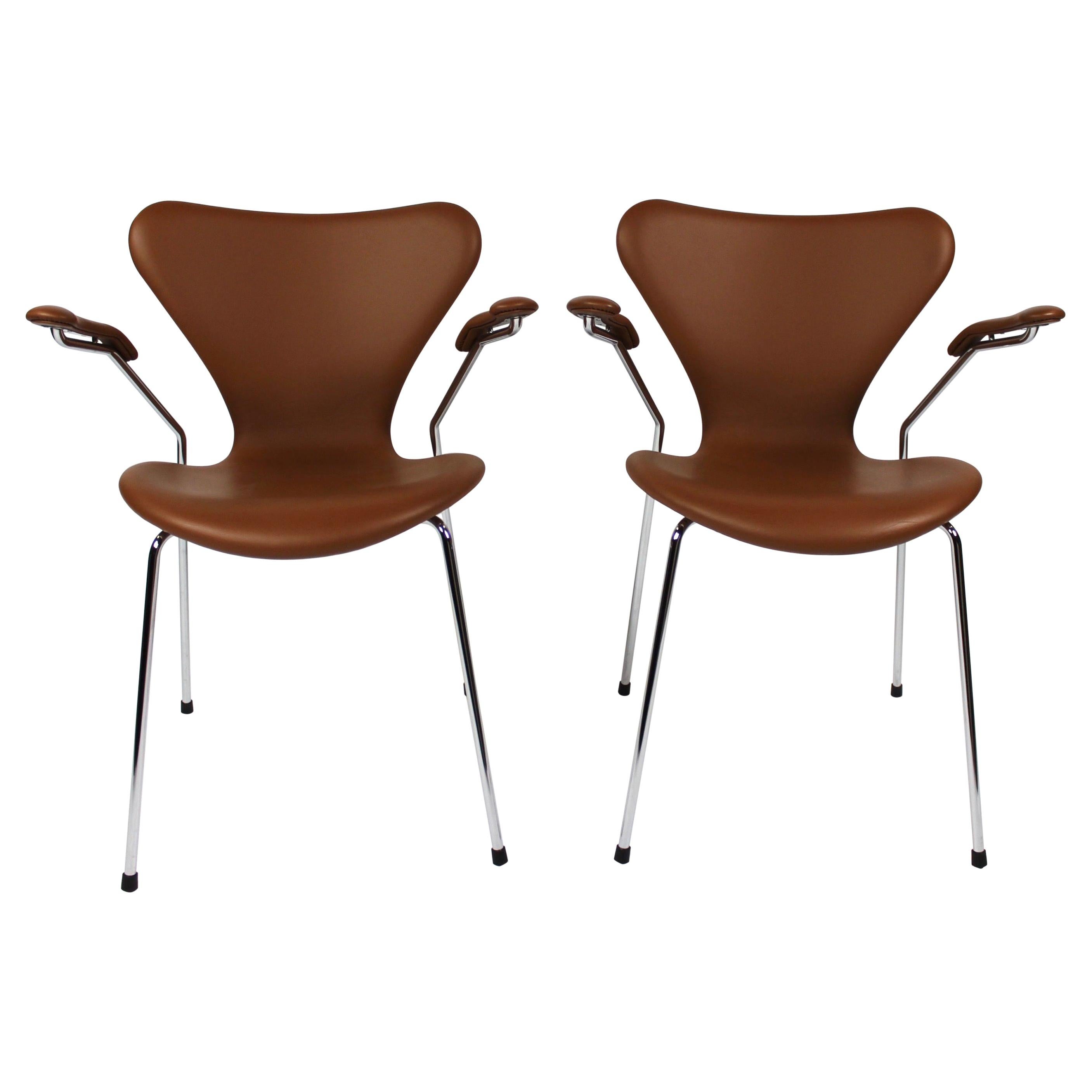 Satz von sieben Stühlen, Modell 3207, mit Armlehnen in cognacfarben lackiert, 2019 im Angebot