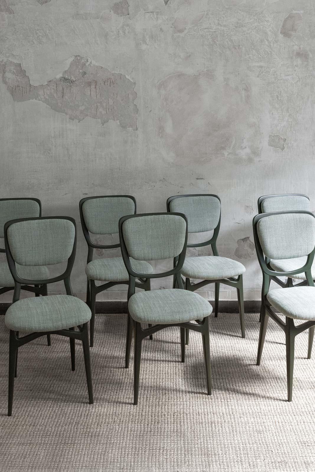 Ensemble de sept chaises avec structure en bois laqué, tapissées de tissu Dedar
Détails du produit
Rembourré en tissu Dedar, modèle Mélange Moderne, couleur Celadon 005
Dimensions : 43 L x 90 H × 50 D cm