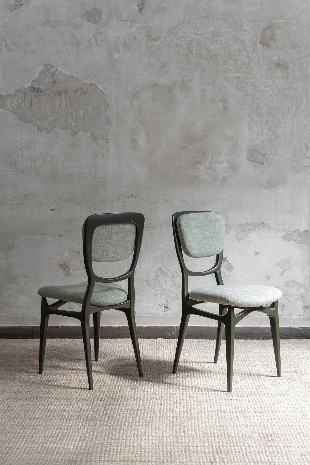 italien Ensemble de sept chaises avec structure en bois laqué, tapissées de tissu Dedar en vente