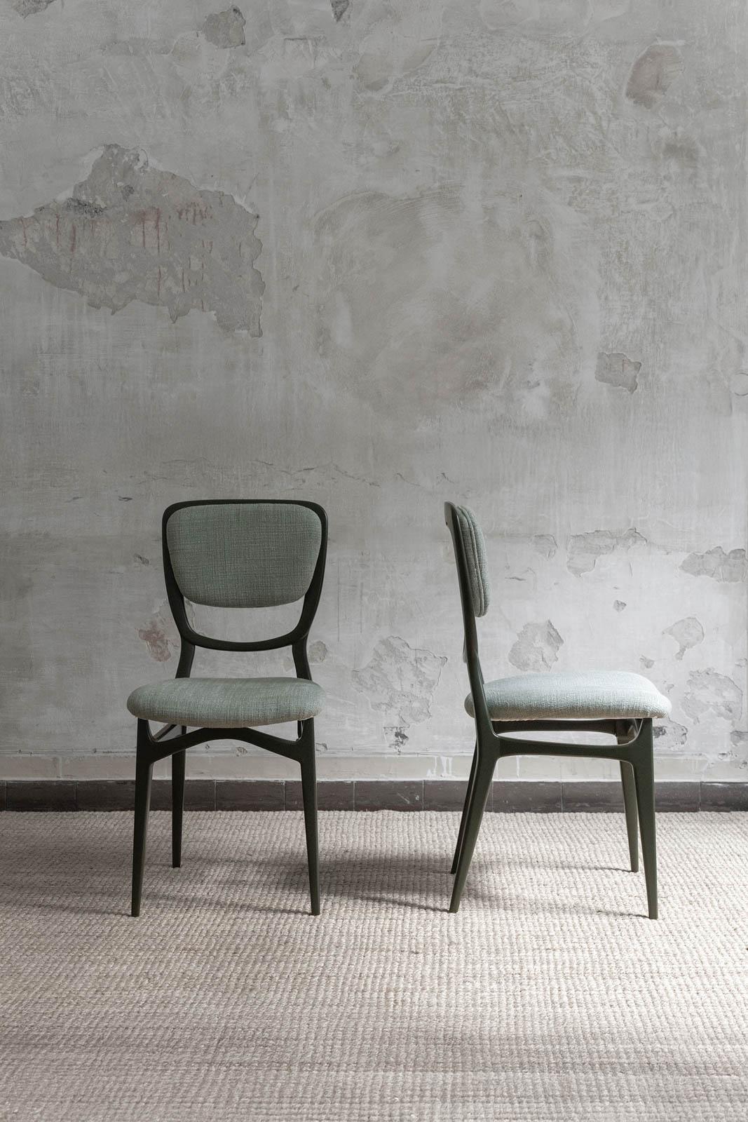 Ensemble de sept chaises avec structure en bois laqué, tapissées de tissu Dedar Bon état - En vente à Roma, RM