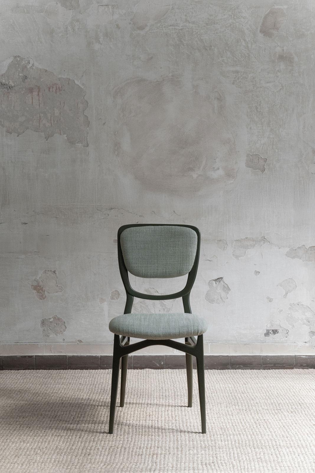 Tissu Ensemble de sept chaises avec structure en bois laqué, tapissées de tissu Dedar en vente