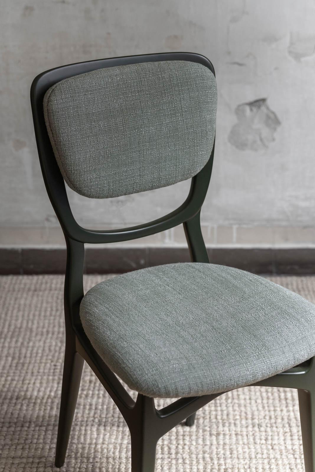 Ensemble de sept chaises avec structure en bois laqué, tapissées de tissu Dedar en vente 1