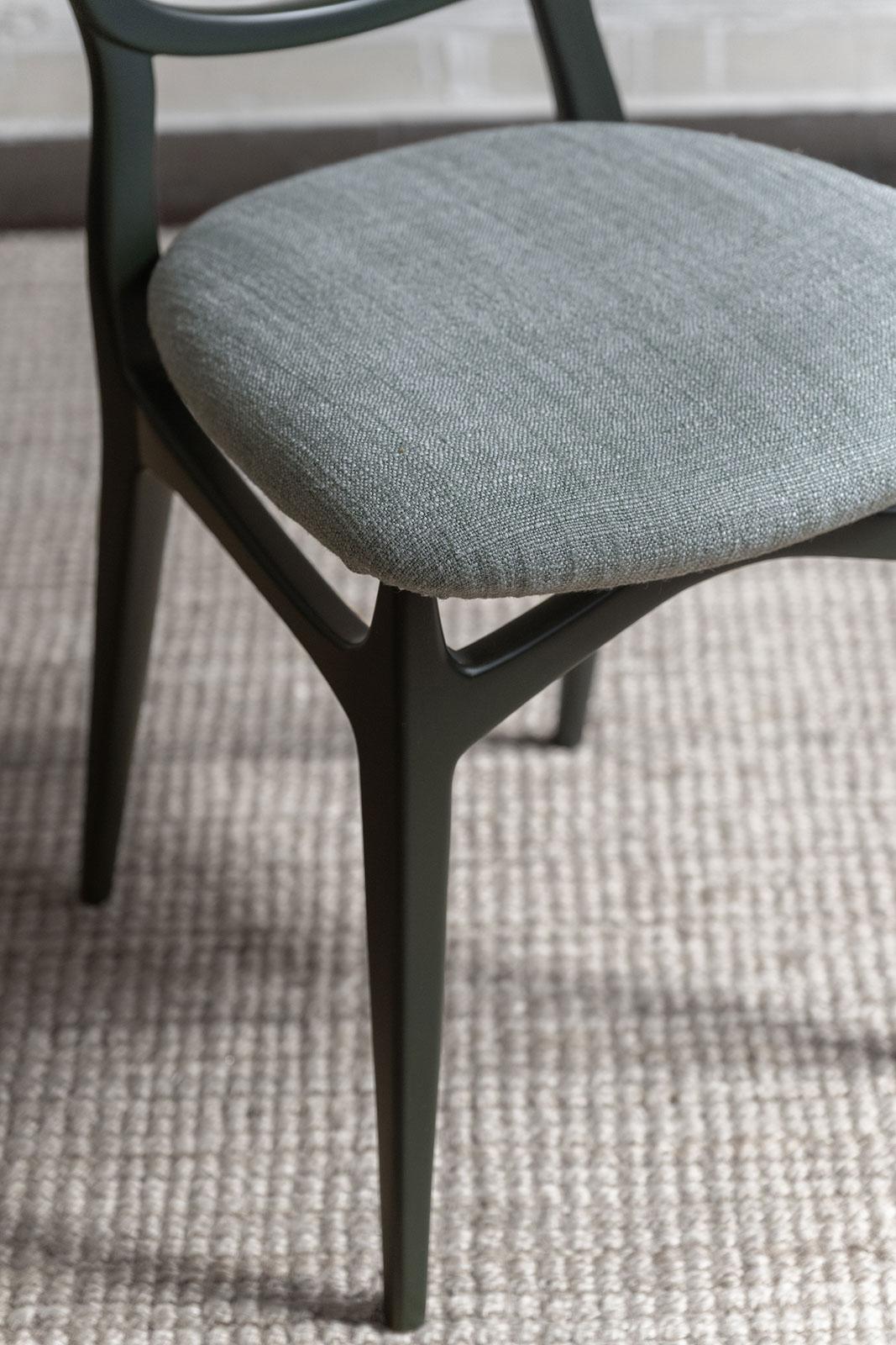 Ensemble de sept chaises avec structure en bois laqué, tapissées de tissu Dedar en vente 2