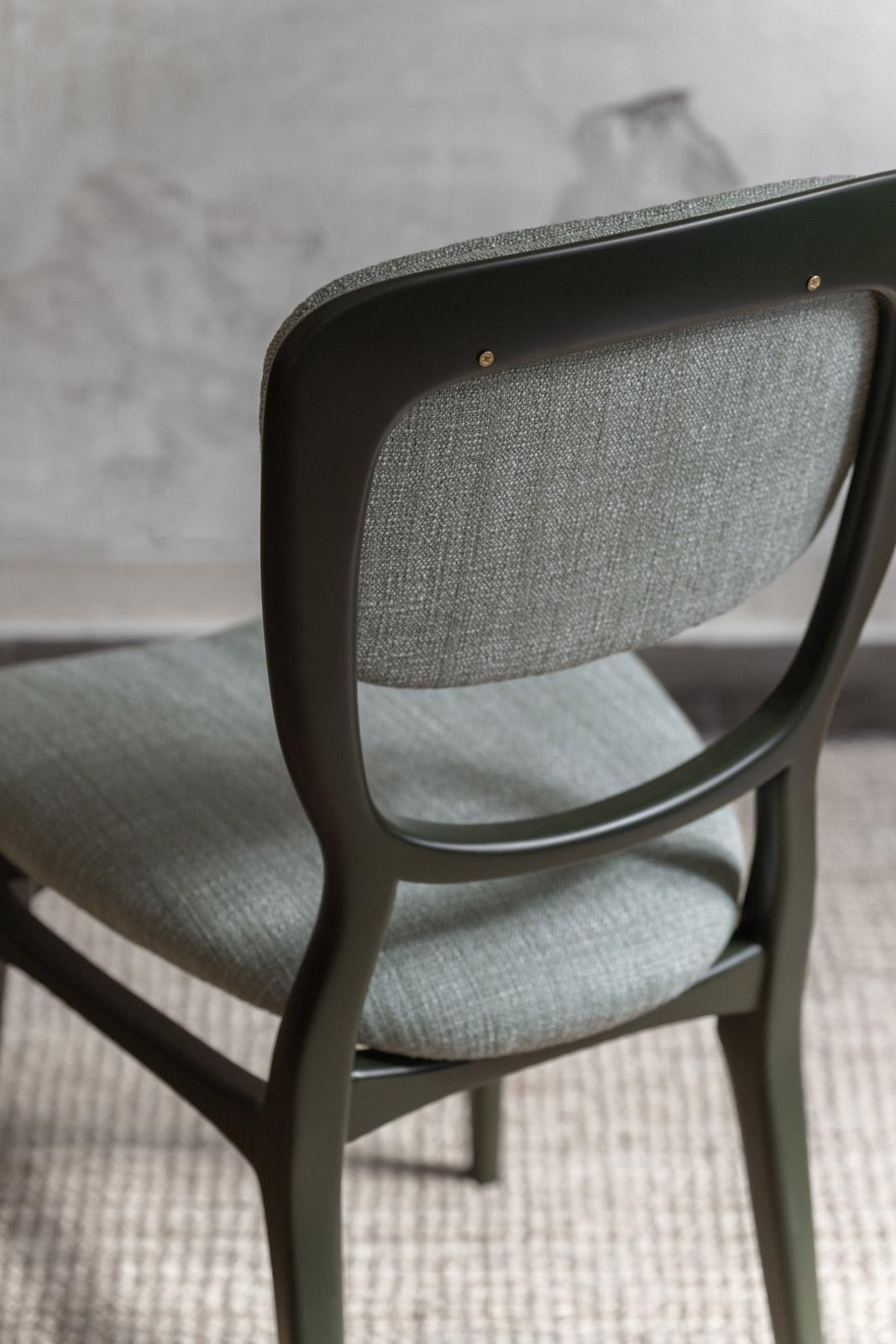 Ensemble de sept chaises avec structure en bois laqué, tapissées de tissu Dedar en vente 3