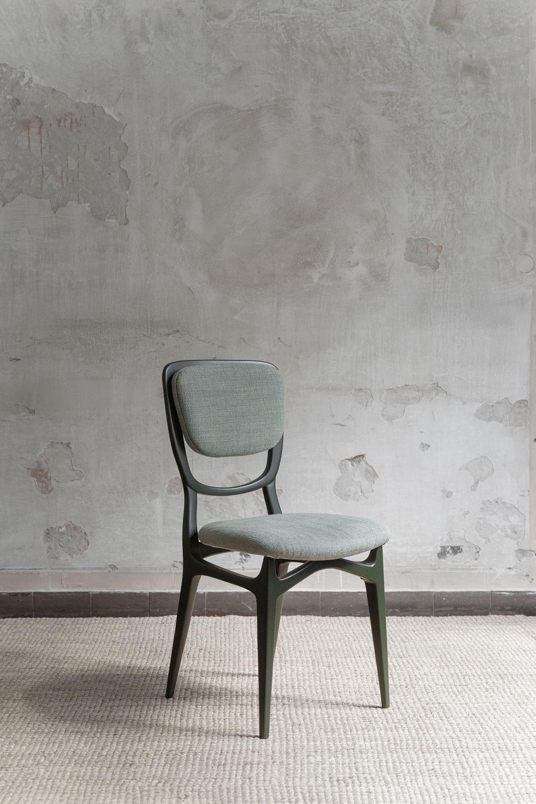20ième siècle Ensemble de sept chaises avec structure en bois laqué, tapissées de tissu Dedar en vente