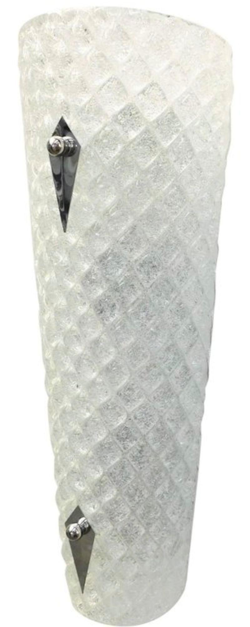 Sieben italienische Wandleuchten mit Diamante Murano Gläsern, mundgeblasen mit rautenförmigen Mustern und strukturiertem Granulat-Effekt in Graniglia-Technik, verchromte Metalldetails, montiert auf verchromten Rahmen / Made in Italy, 1970er
