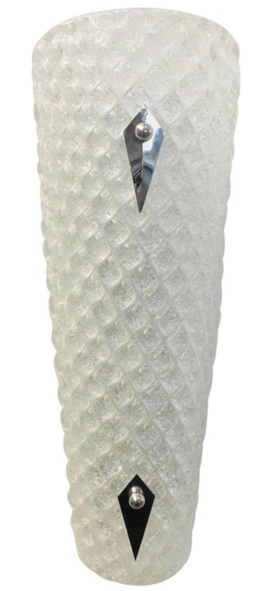 Satz von sieben diamantenen Murano-Glas-Wandleuchtern. Italien, 1970er Jahre. im Zustand „Hervorragend“ im Angebot in Los Angeles, CA