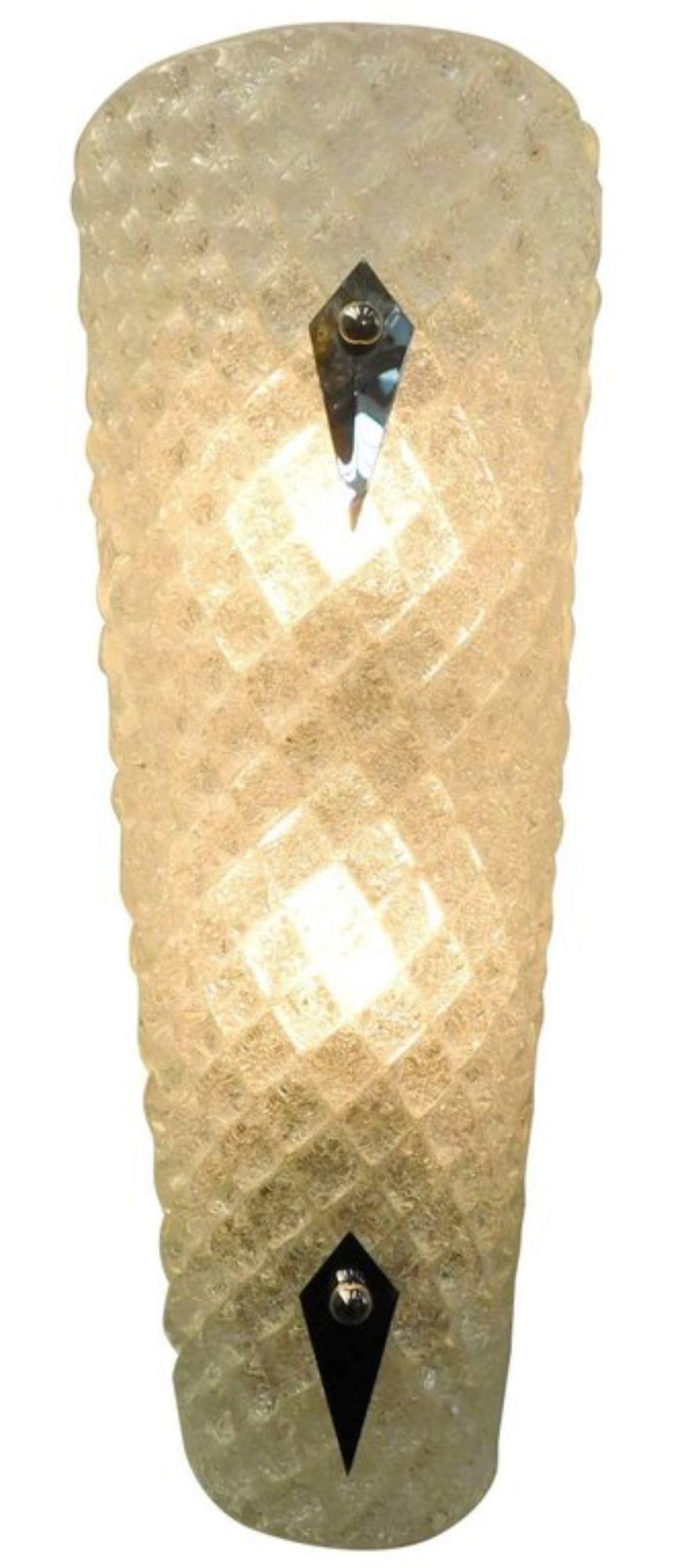 Satz von sieben diamantenen Murano-Glas-Wandleuchtern. Italien, 1970er Jahre. (Ende des 20. Jahrhunderts) im Angebot
