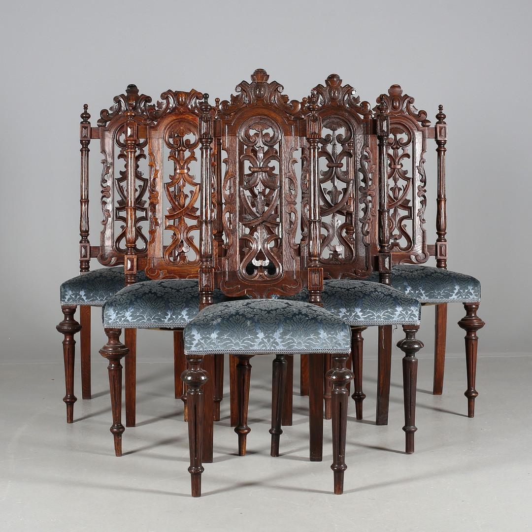 Set of six dining chairs and extra one chair in baroque style, manufacturing in Germany, circa 1880. 
 