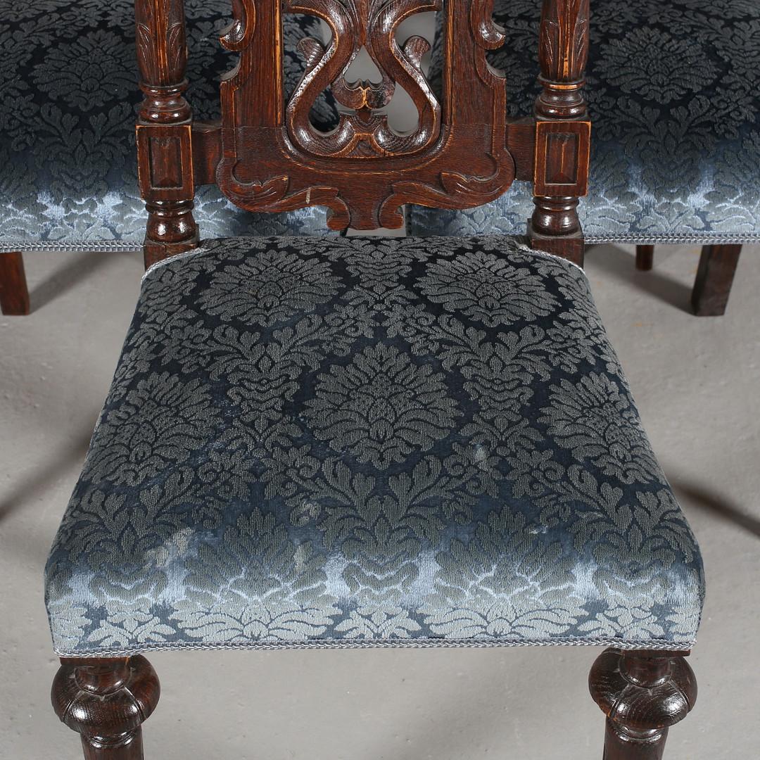 Fin du XIXe siècle Ensemble de sept chaises à manger de style baroque en vente