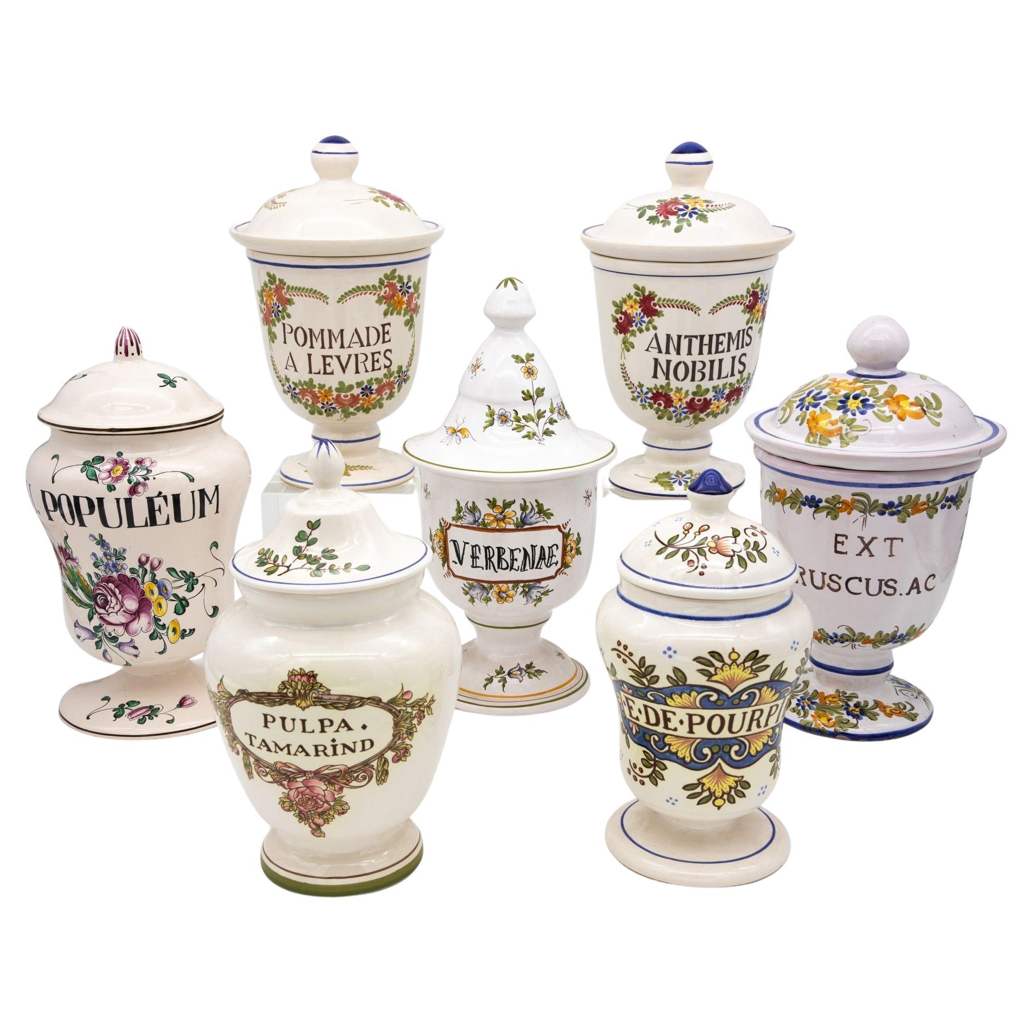 Set von sieben französischen Apothekergefäßen aus der Provence des frühen 20. Jahrhunderts