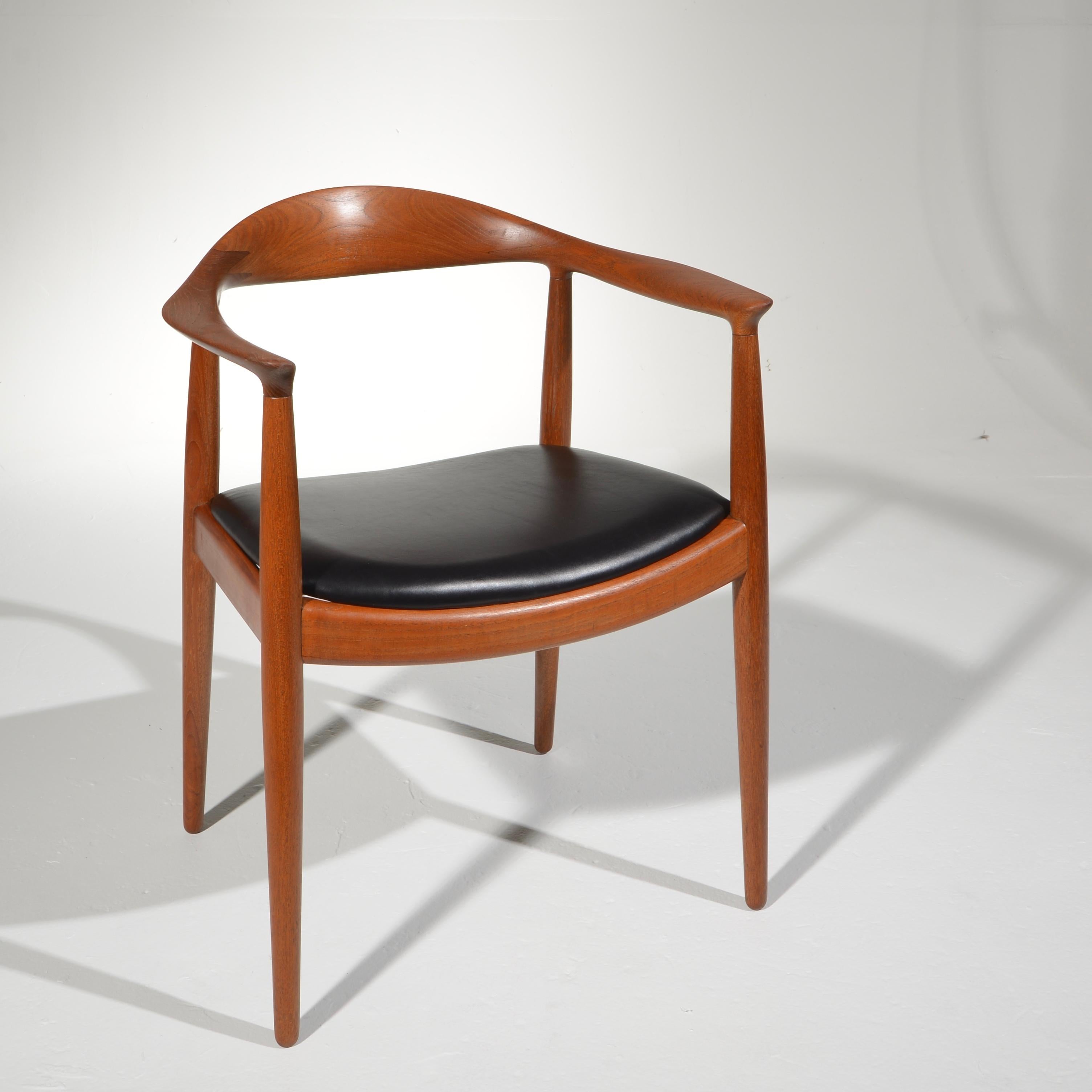 Nous avons le plaisir de vous proposer 4 chaises Hans Wegner JH-503 conçues en 1949 et produites par Johannes Hansen. Construction en teck massif ancien entièrement restaurée. Estampillé avec la marque du fabricant. Actuellement, nous en avons 10 en