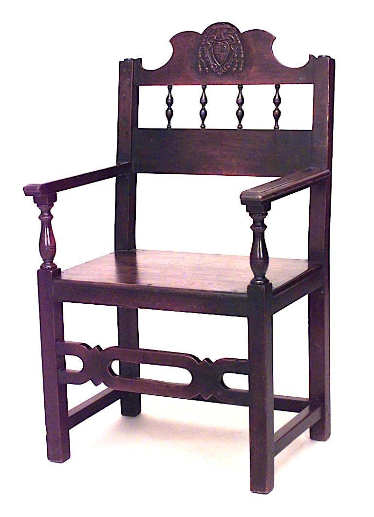 Ensemble de 7 fauteuils de style Renaissance anglaise (19e siècle) en noyer avec design en fuseau et crête sculptée sur le dossier. (PRIX PAR ENSEMBLE)
