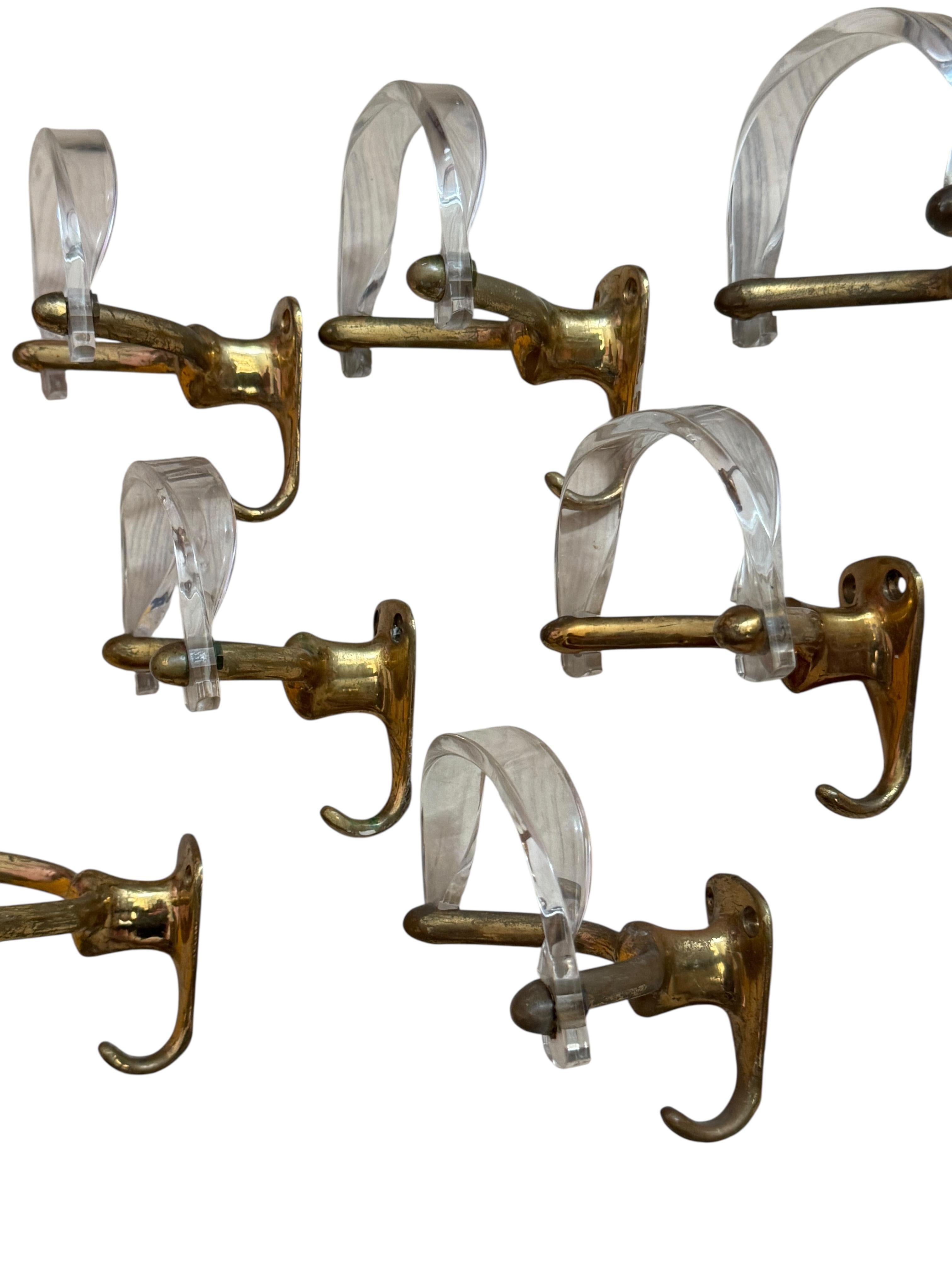 Satz von sieben französischen Wandgarderobenhaken, Lucit und Messing, Mid-Century Modern, 1960er Jahre im Angebot 3