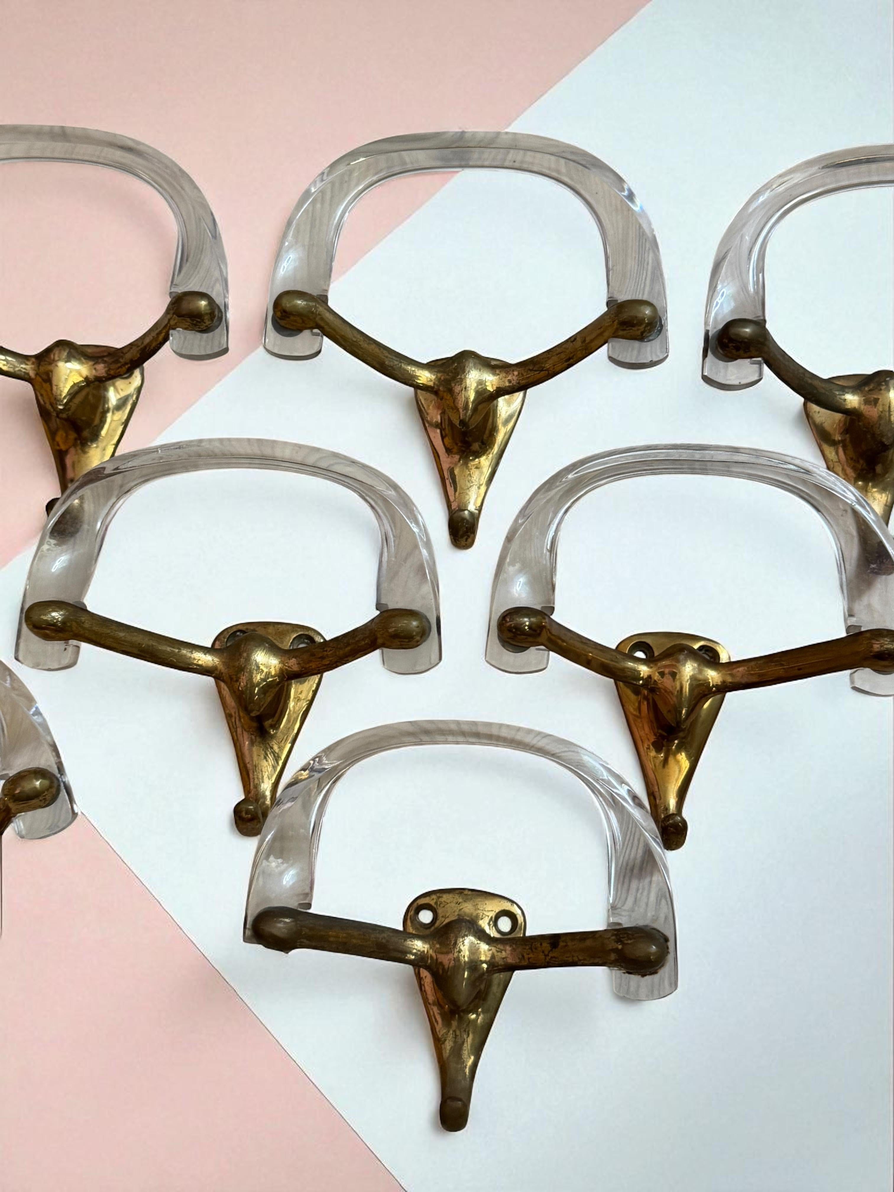 Satz von sieben französischen Wandgarderobenhaken, Lucit und Messing, Mid-Century Modern, 1960er Jahre im Angebot 5