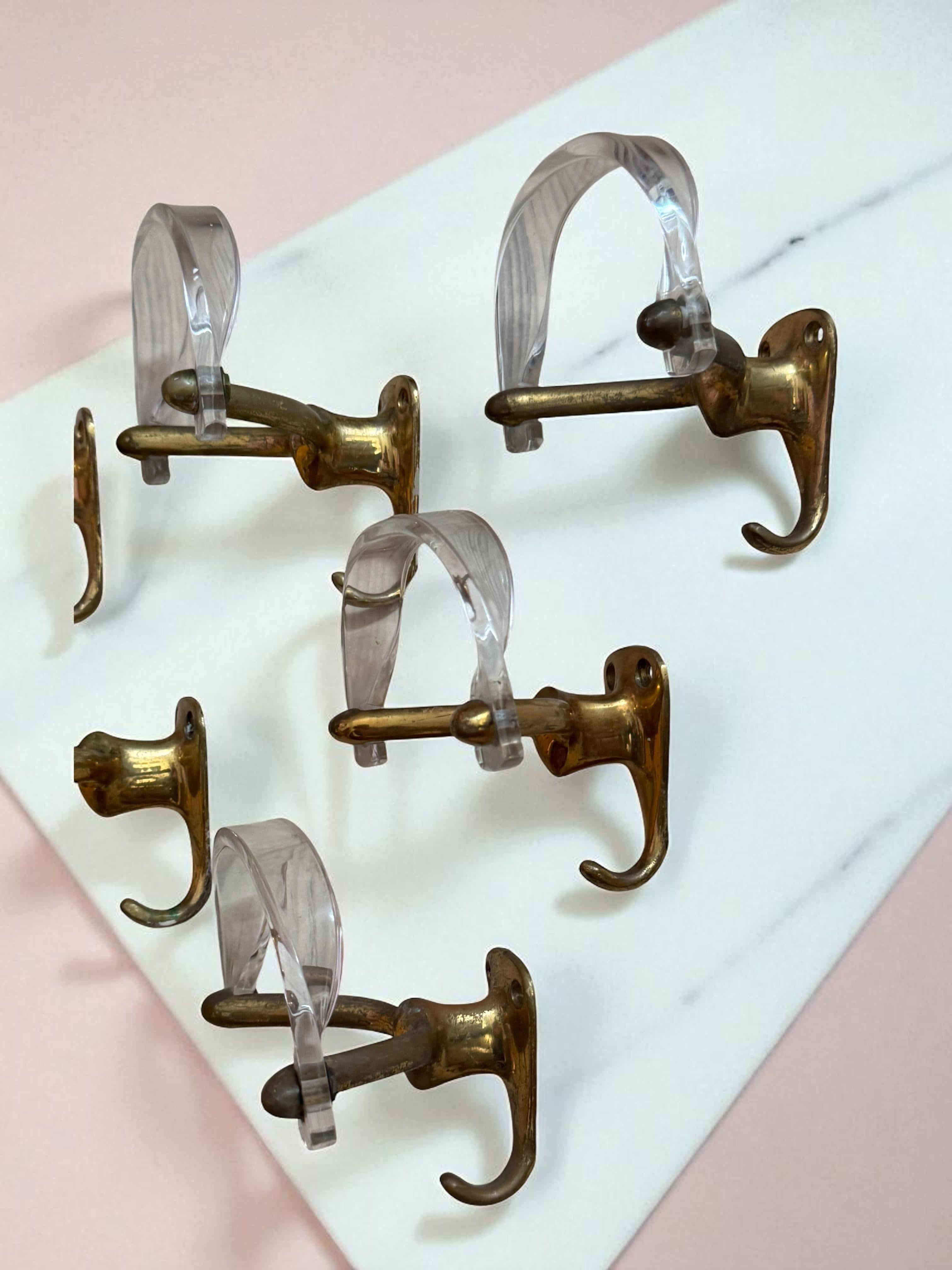 Satz von sieben französischen Wandgarderobenhaken, Lucit und Messing, Mid-Century Modern, 1960er Jahre im Angebot 6