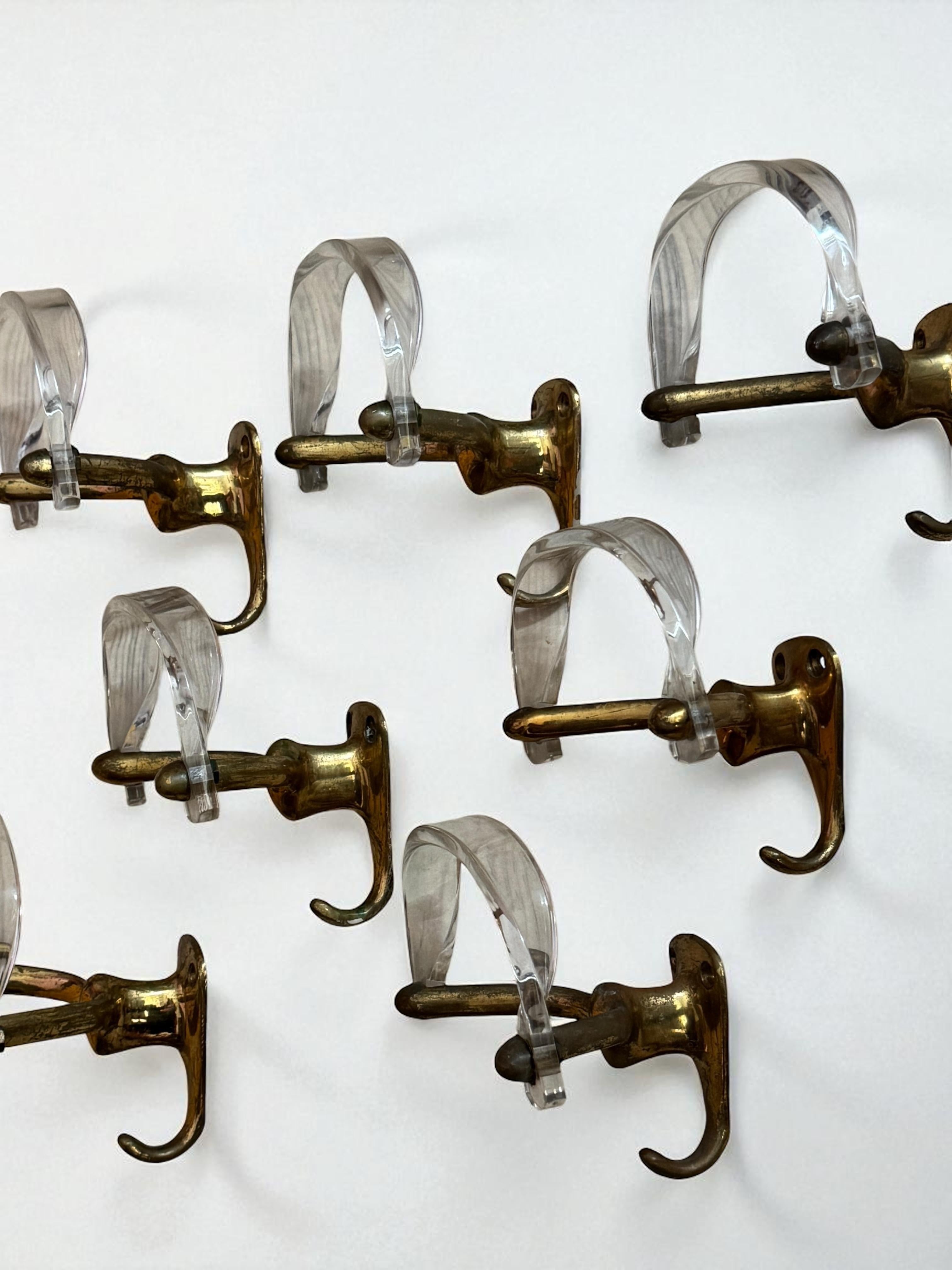 Satz von sieben französischen Wandgarderobenhaken, Lucit und Messing, Mid-Century Modern, 1960er Jahre im Angebot 7