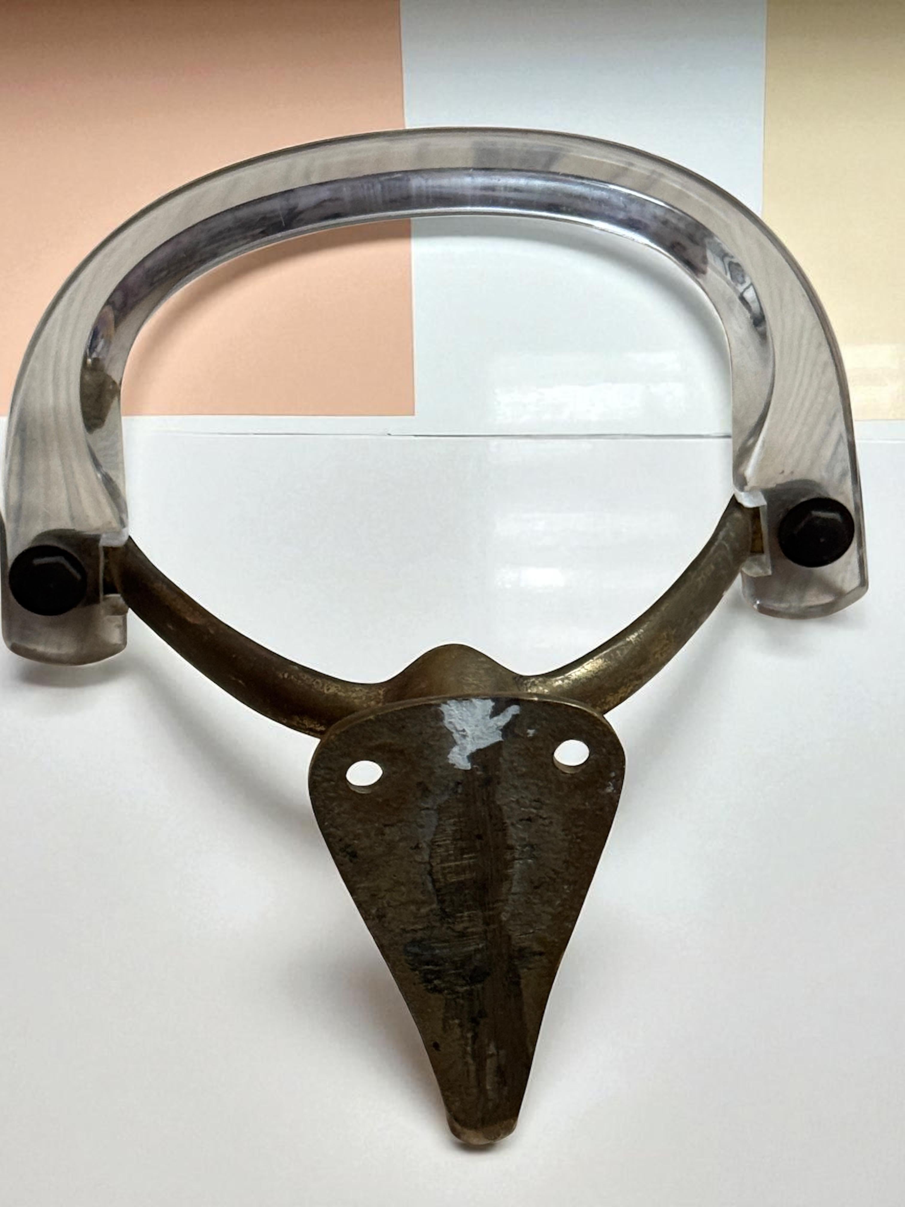 Satz von sieben französischen Wandgarderobenhaken, Lucit und Messing, Mid-Century Modern, 1960er Jahre im Angebot 9