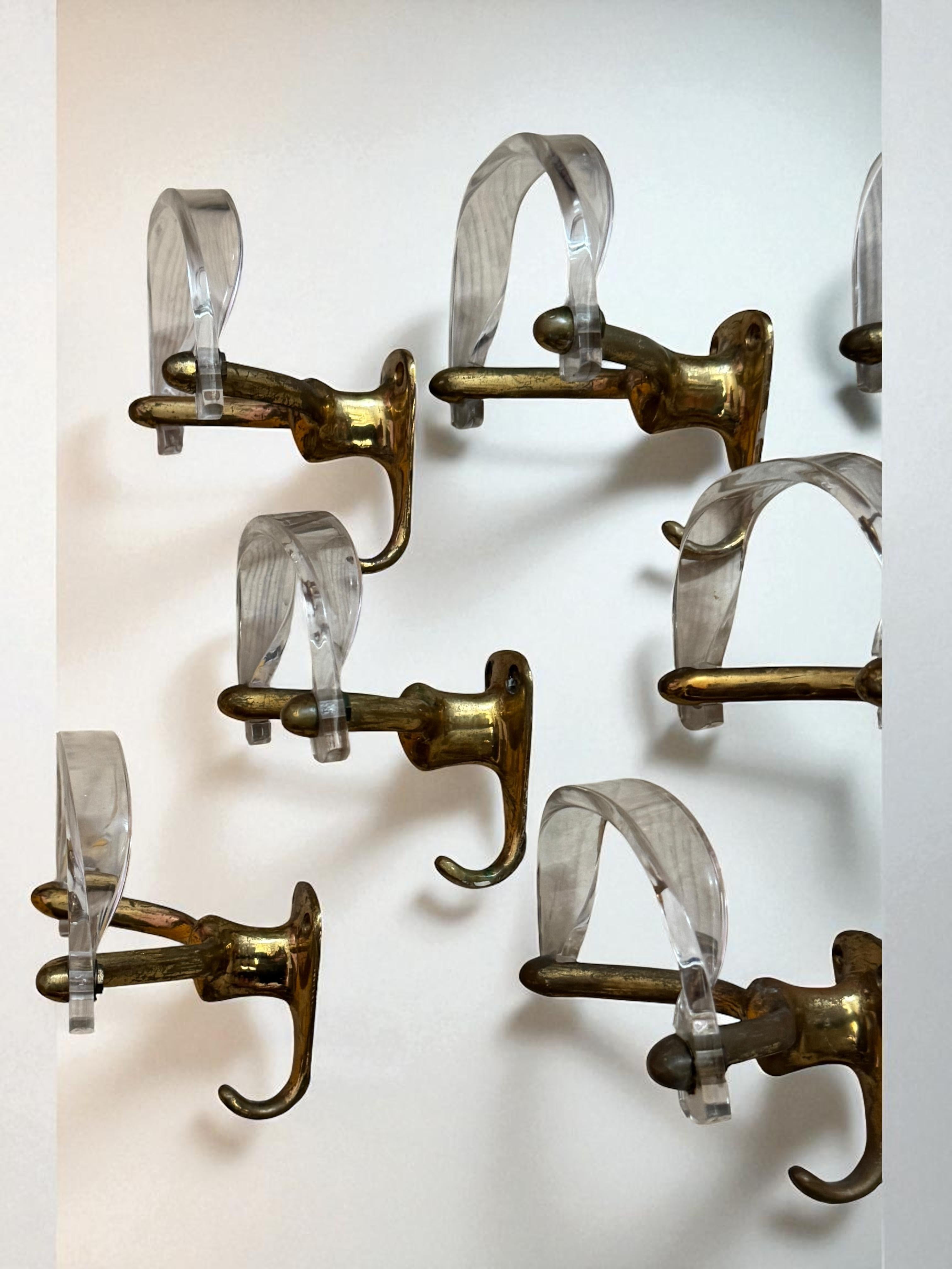 Satz von sieben französischen Wandgarderobenhaken, Lucit und Messing, Mid-Century Modern, 1960er Jahre im Angebot 10