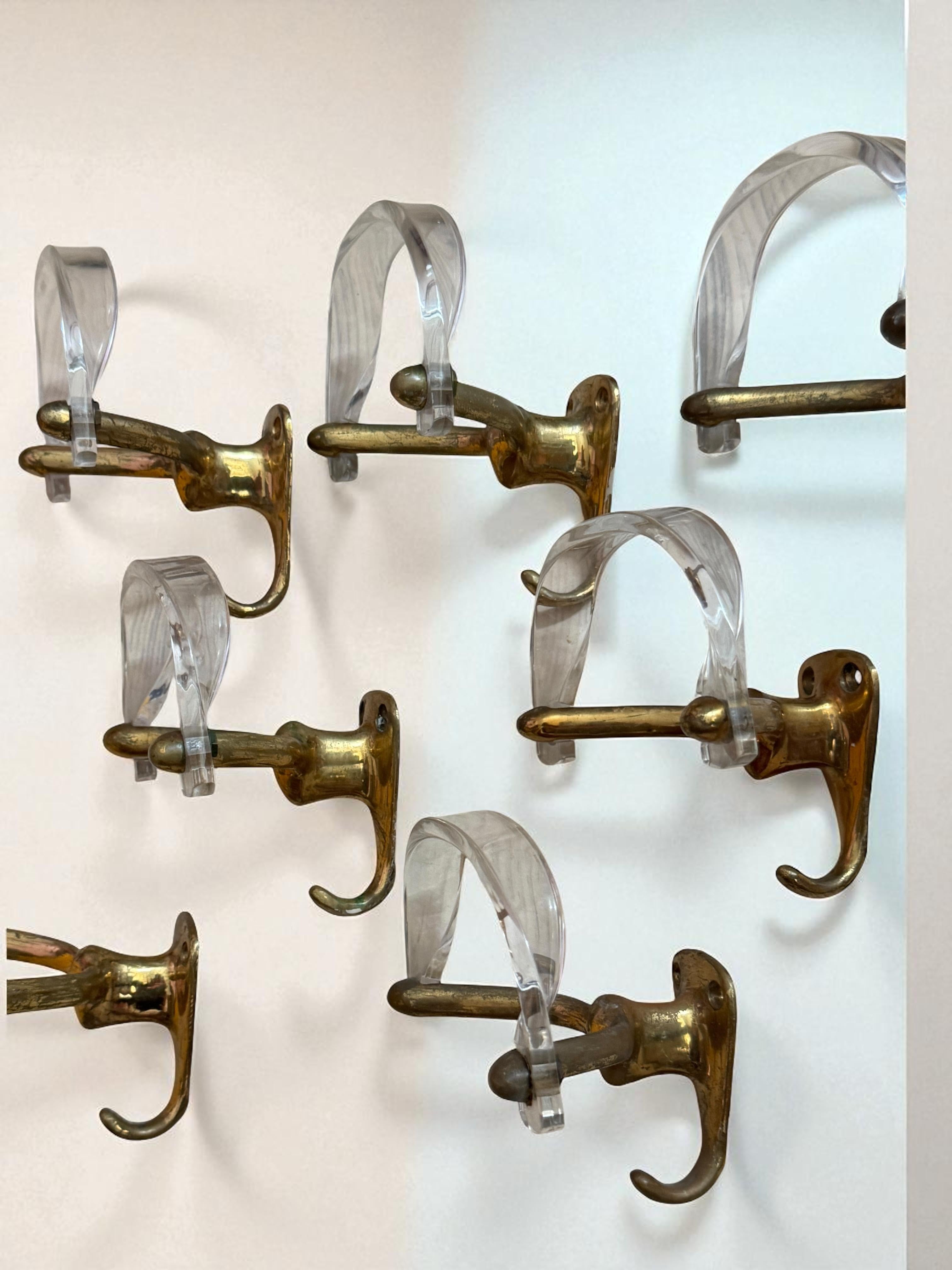 Satz von sieben französischen Wandgarderobenhaken, Lucit und Messing, Mid-Century Modern, 1960er Jahre im Angebot 11