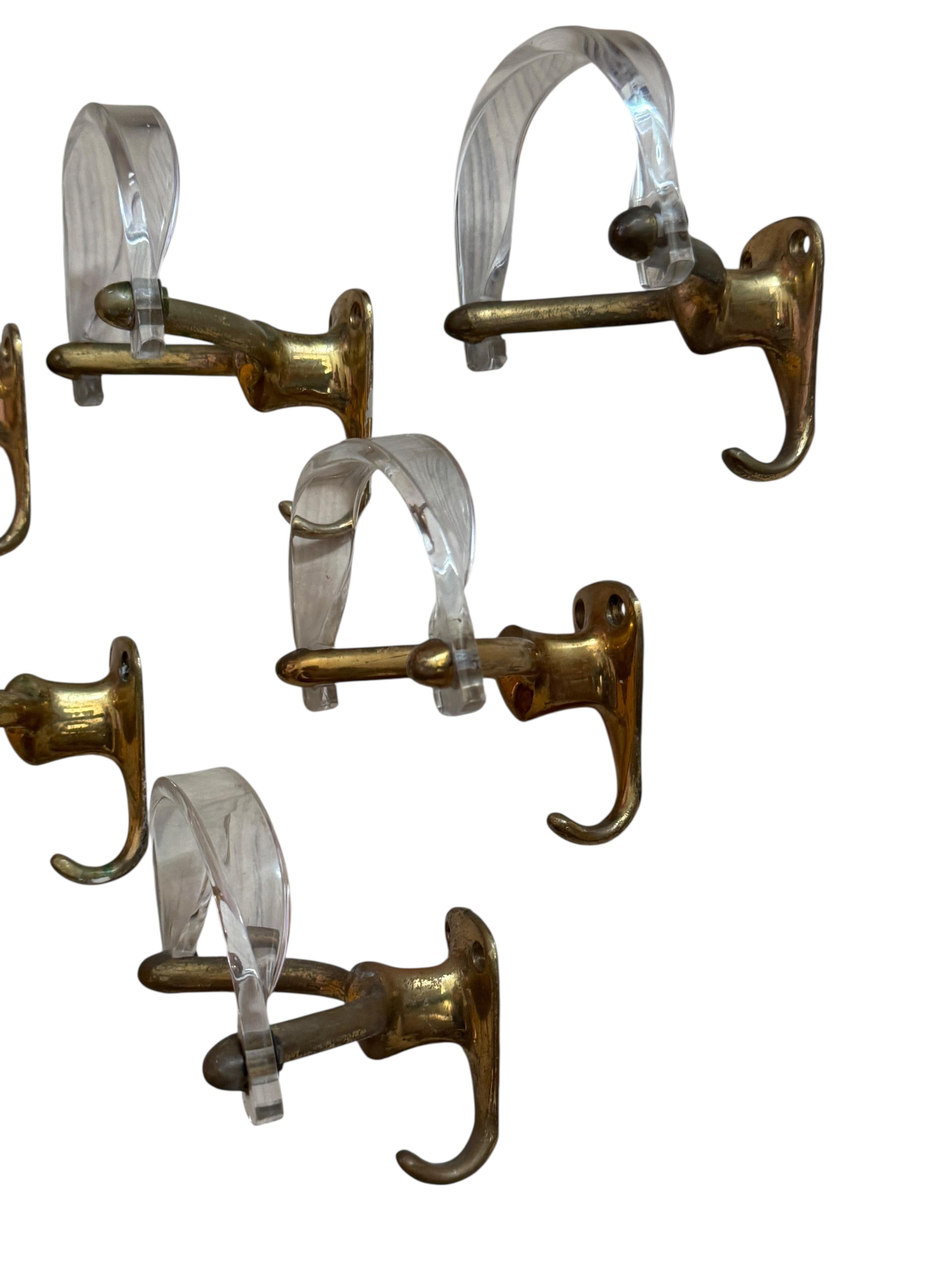 Satz von sieben französischen Wandgarderobenhaken, Lucit und Messing, Mid-Century Modern, 1960er Jahre im Zustand „Gut“ im Angebot in Nuernberg, DE